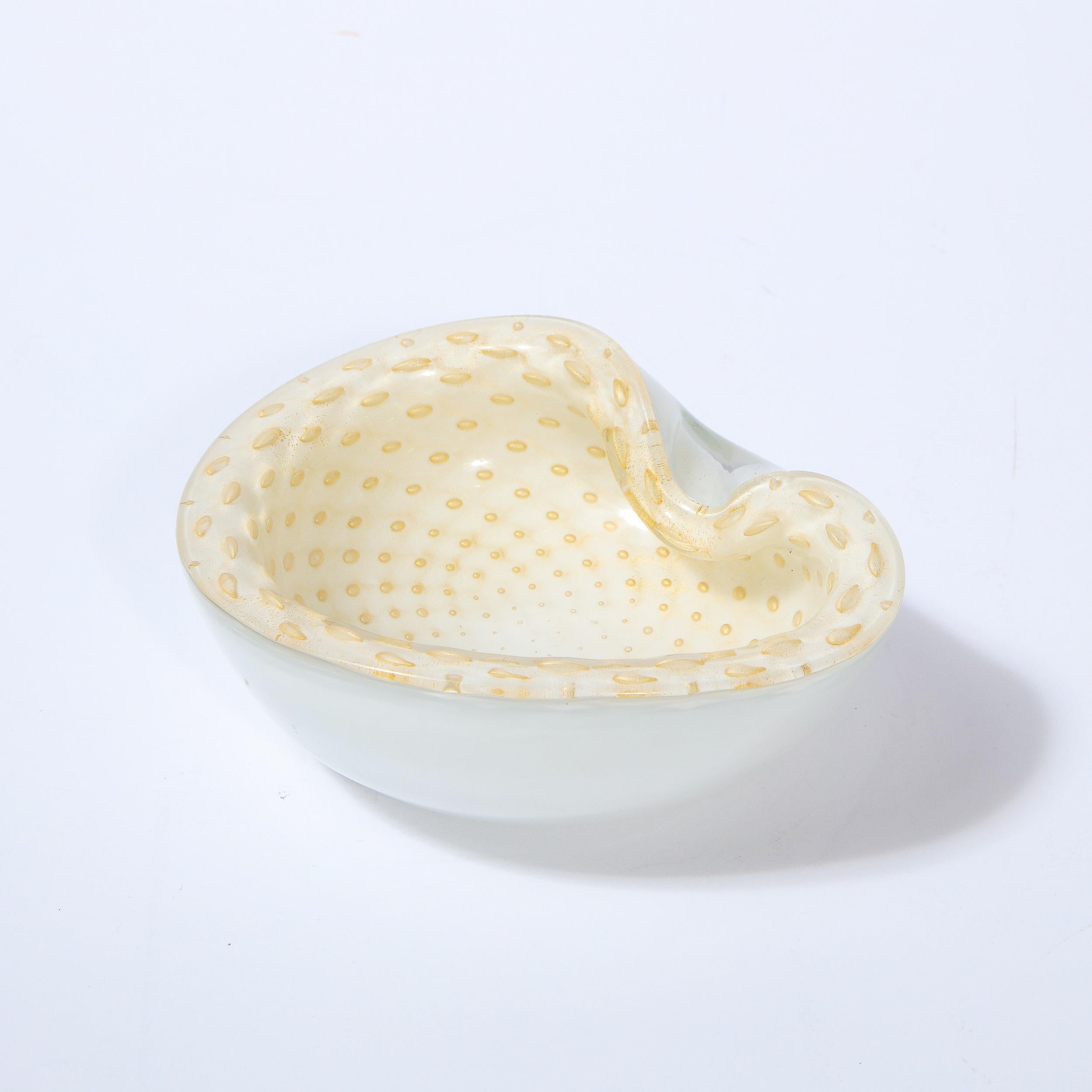 Mid-Century moderno Ciotola di Murano bianca e perlescente soffiata a mano della metà del secolo scorso con murine in vendita