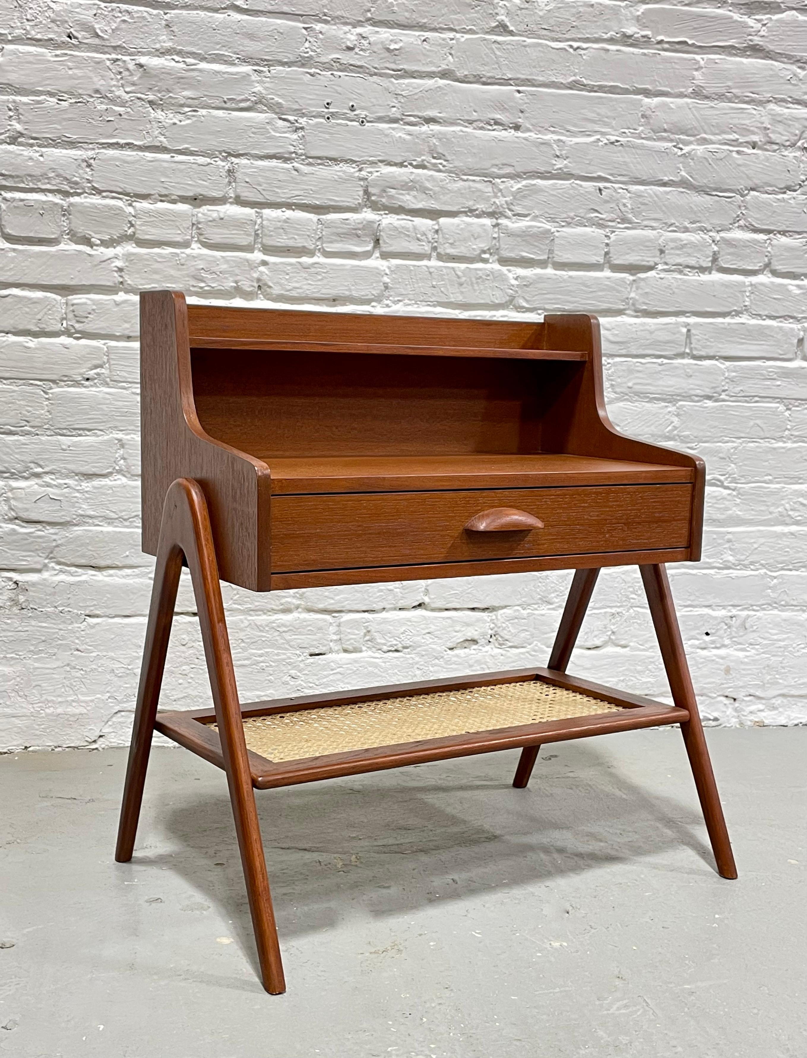 Comodino in teak realizzato a mano nel Medioevo o tavolo da ingresso. Tantissimi dettagli di design, tra cui il ripiano inferiore a canne, lo schienale rifinito e le gambe assolutamente straordinarie. Un bel po' di spazio: un unico ampio cassetto,