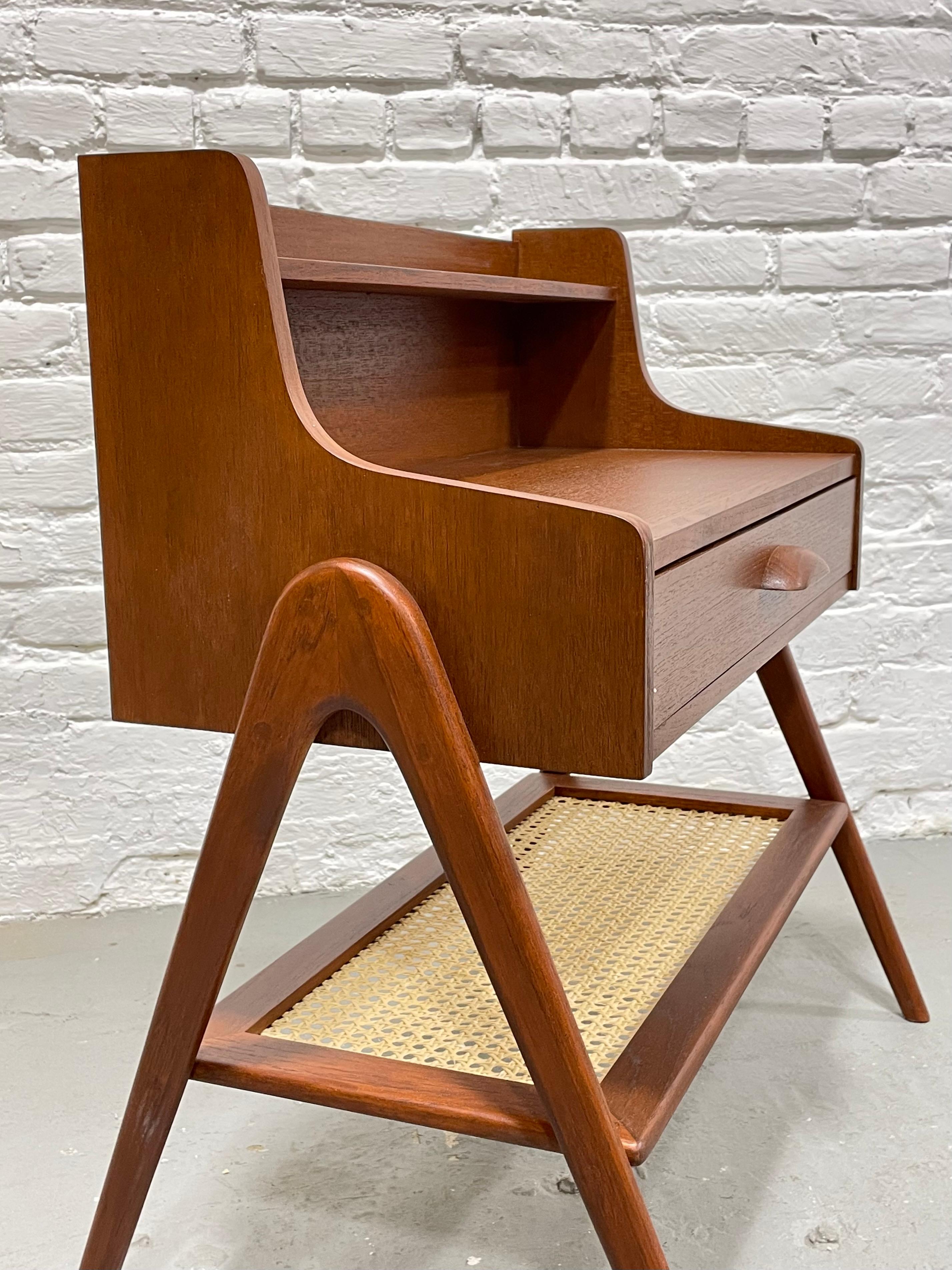 Mid-Century moderno Mobile / Tavolo d'ingresso in teak con canne, realizzato a mano, della metà del secolo scorso in vendita
