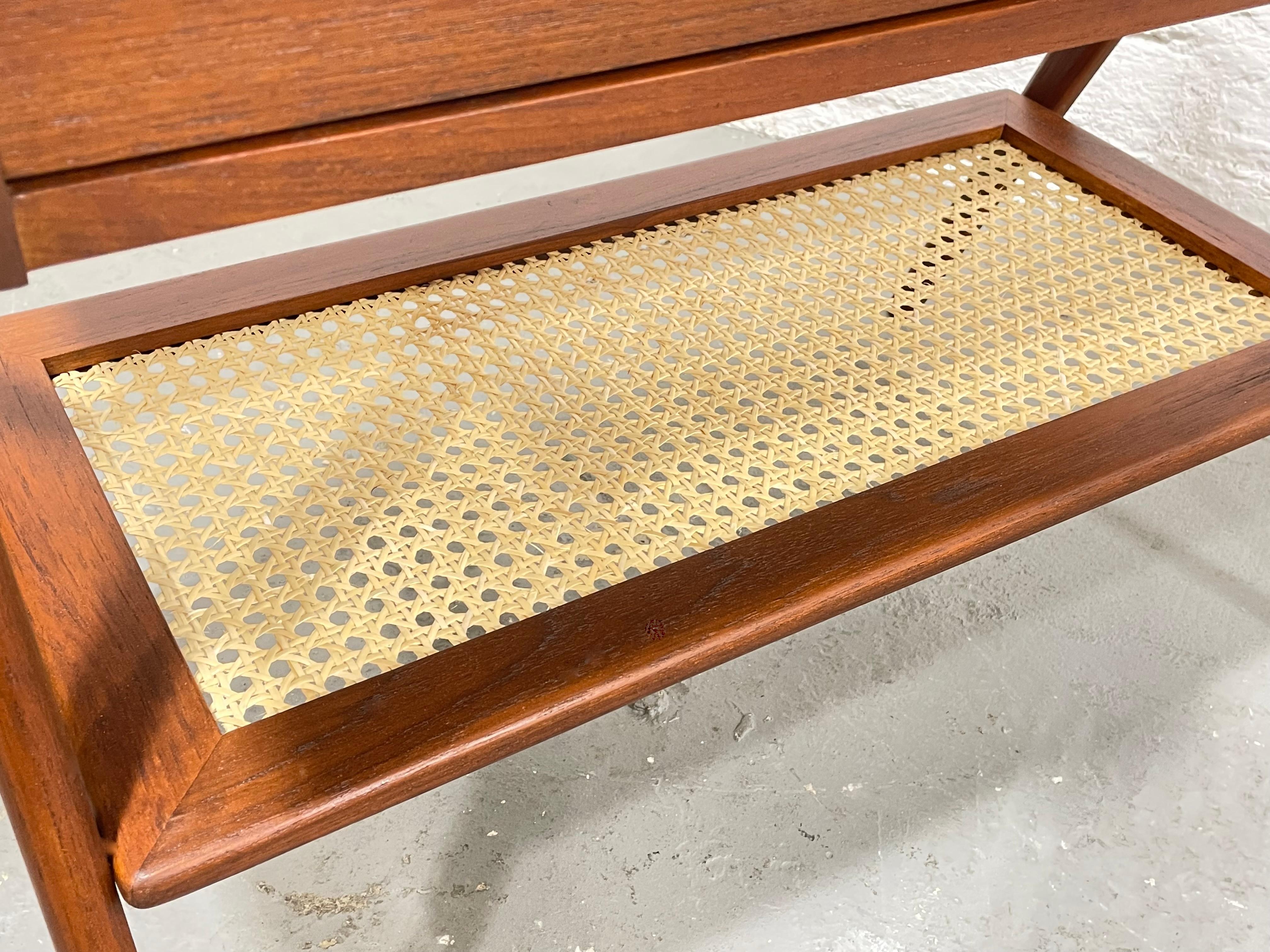 Mobile / Tavolo d'ingresso in teak con canne, realizzato a mano, della metà del secolo scorso In condizioni Nuovo in vendita a Weehawken, NJ