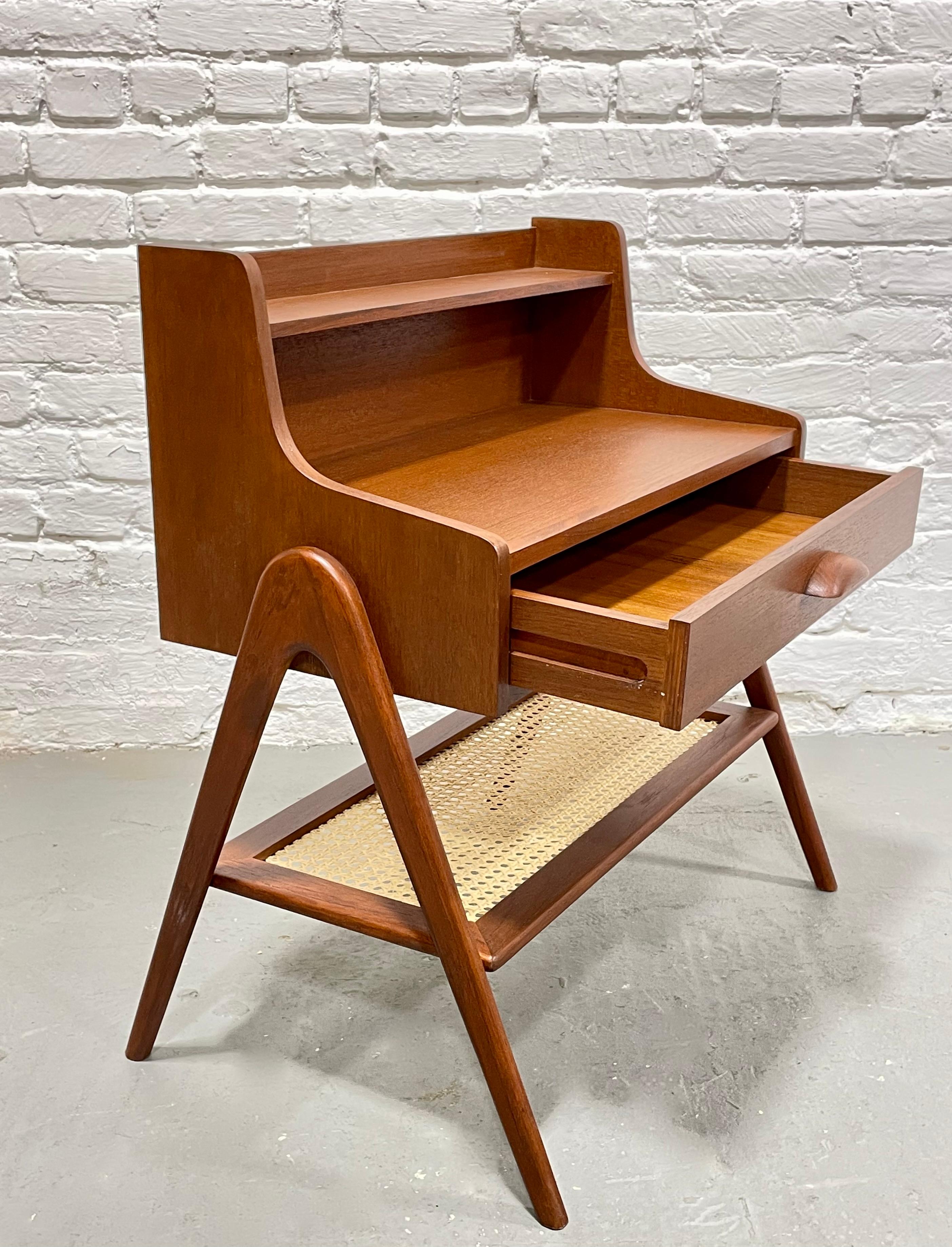 XXI secolo e contemporaneo Mobile / Tavolo d'ingresso in teak con canne, realizzato a mano, della metà del secolo scorso in vendita