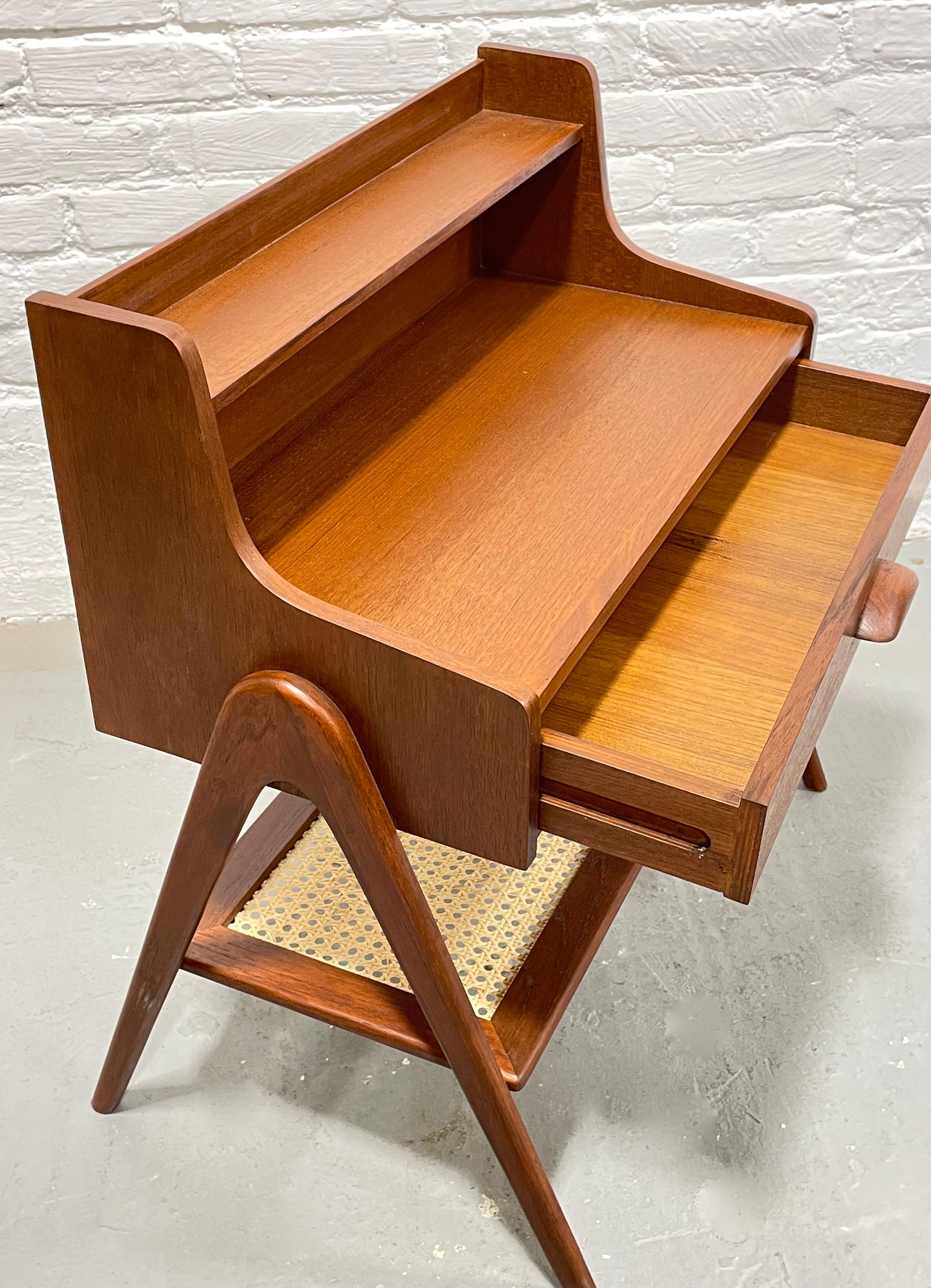 Legno Mobile / Tavolo d'ingresso in teak con canne, realizzato a mano, della metà del secolo scorso in vendita