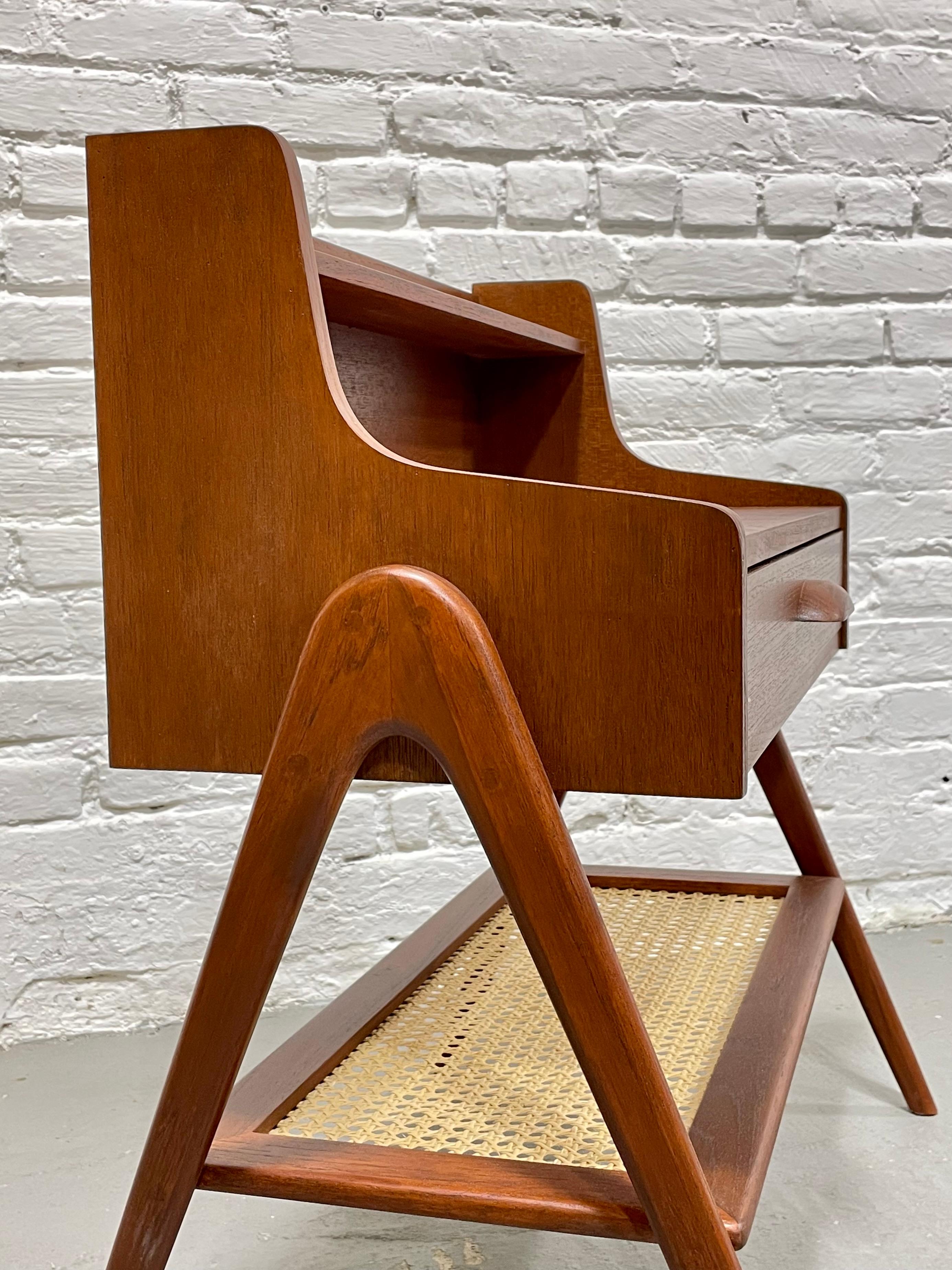 Mobile / Tavolo d'ingresso in teak con canne, realizzato a mano, della metà del secolo scorso in vendita 1