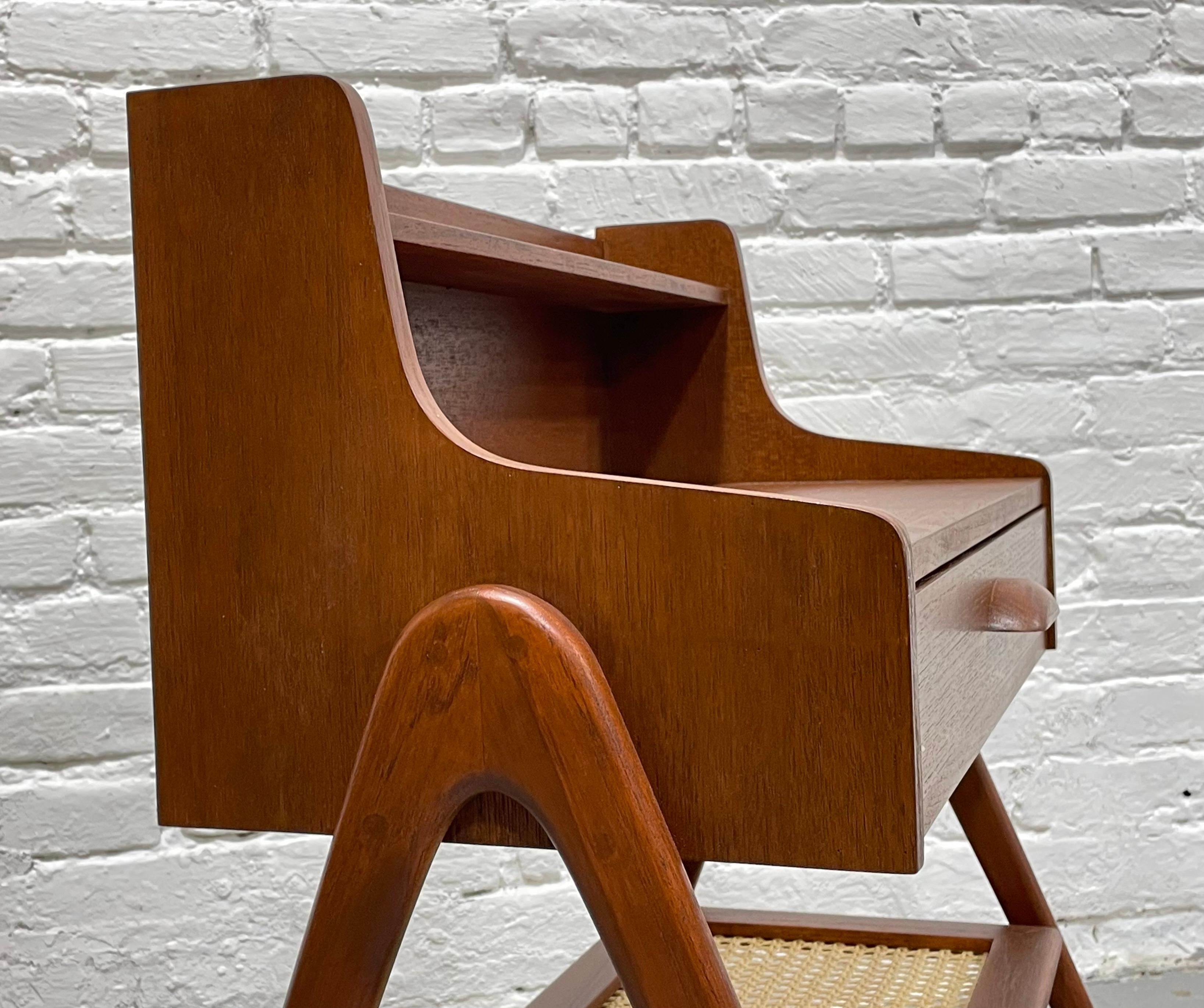 Mobile / Tavolo d'ingresso in teak con canne, realizzato a mano, della metà del secolo scorso in vendita 2