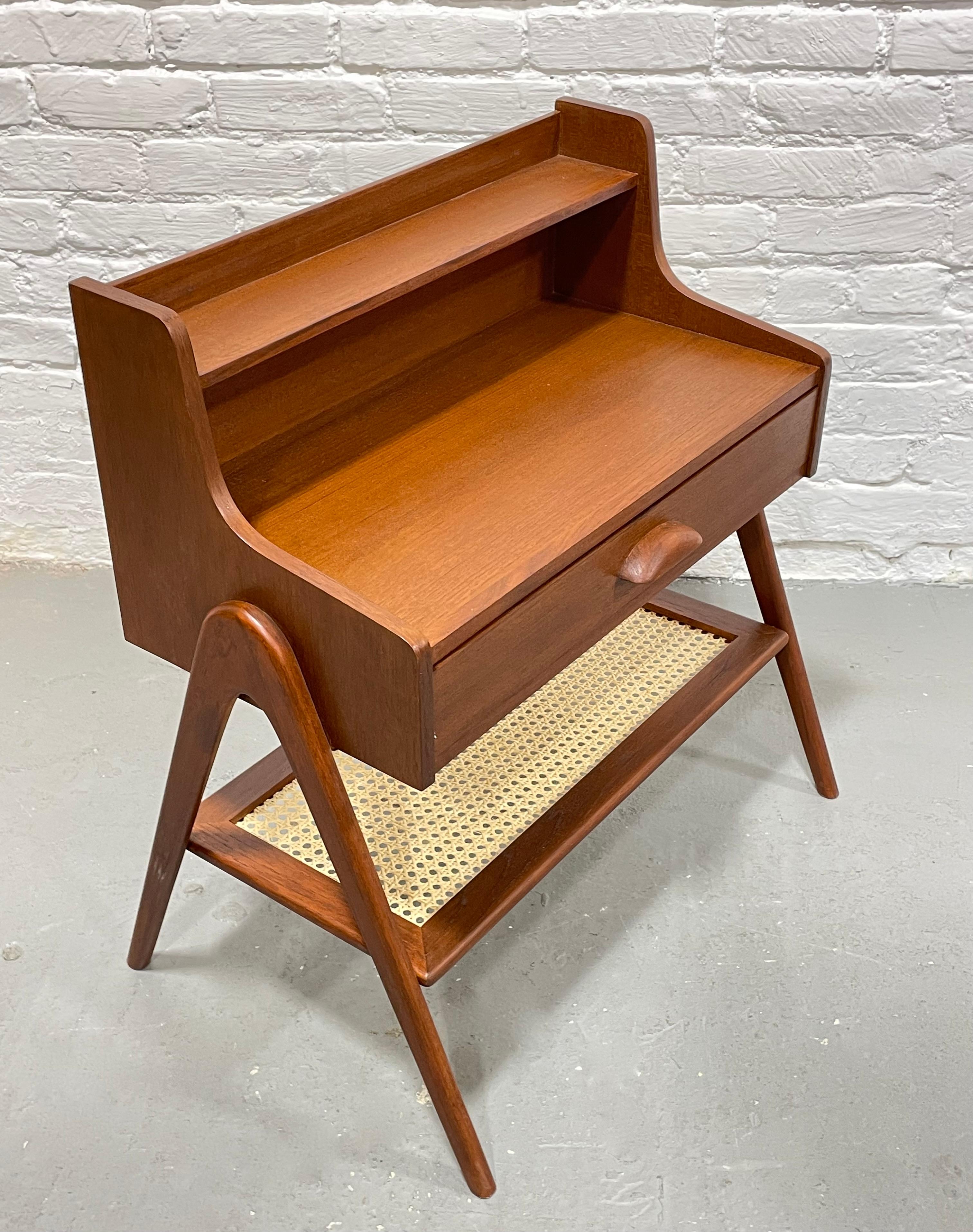 Mobile / Tavolo d'ingresso in teak con canne, realizzato a mano, della metà del secolo scorso in vendita 3