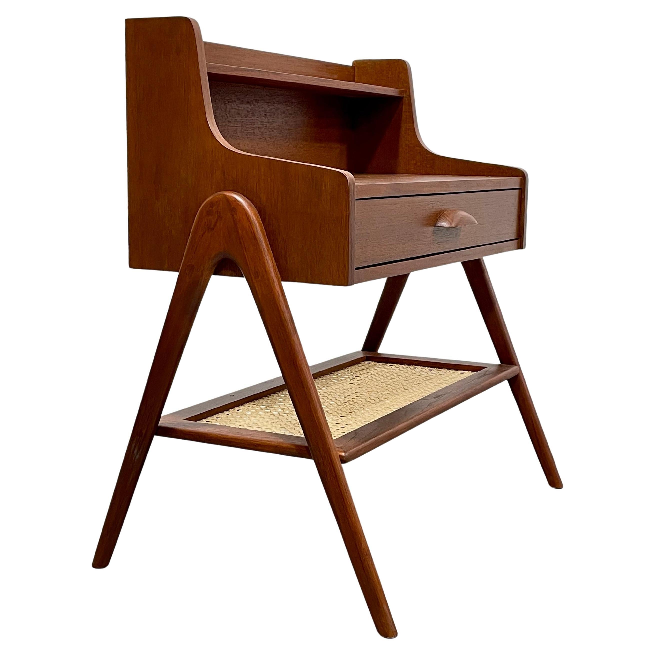 Mobile / Tavolo d
ingresso in teak con canne, realizzato a mano, della metà del secolo scorso