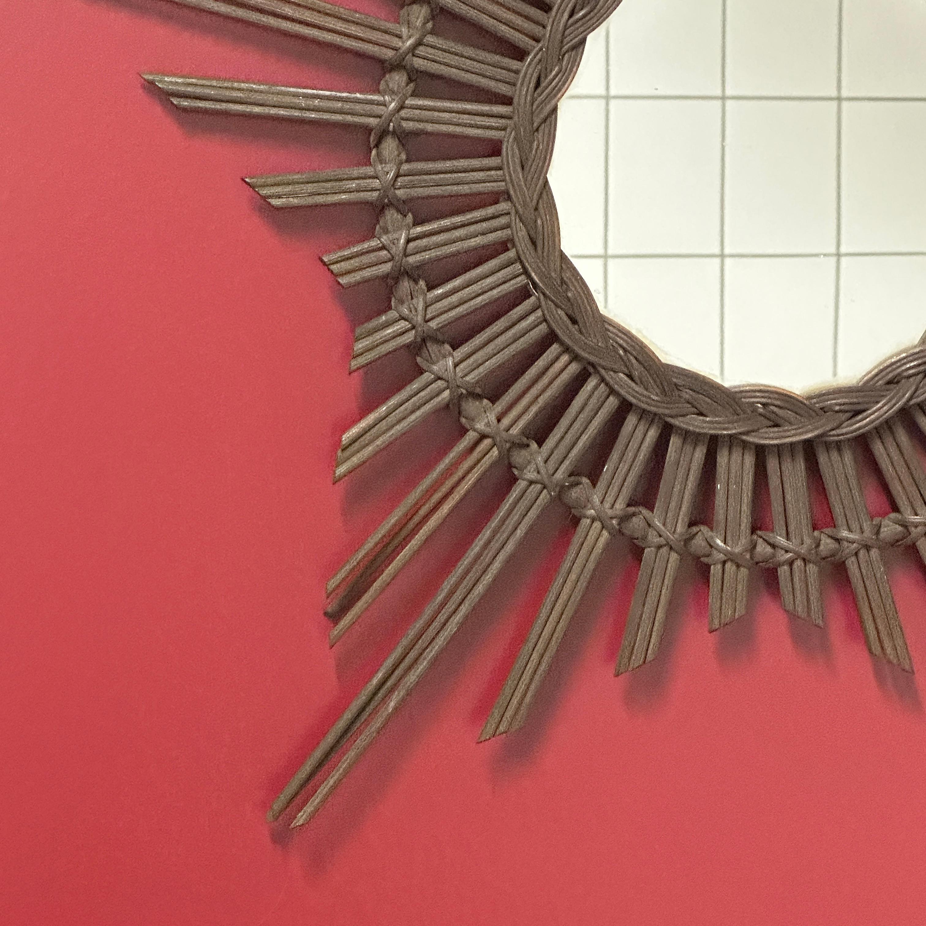 Ein schöner handgeflochtener Spiegel aus Rattan und Weide in Form eines Starburst Sunburst. Dieser Spiegel hat eine handgefertigte Arbeit am Rahmen, die ihn sehr dekorativ macht, Deutschland, 1960er Jahre. Spiegel nur ist ungefähr 6,5