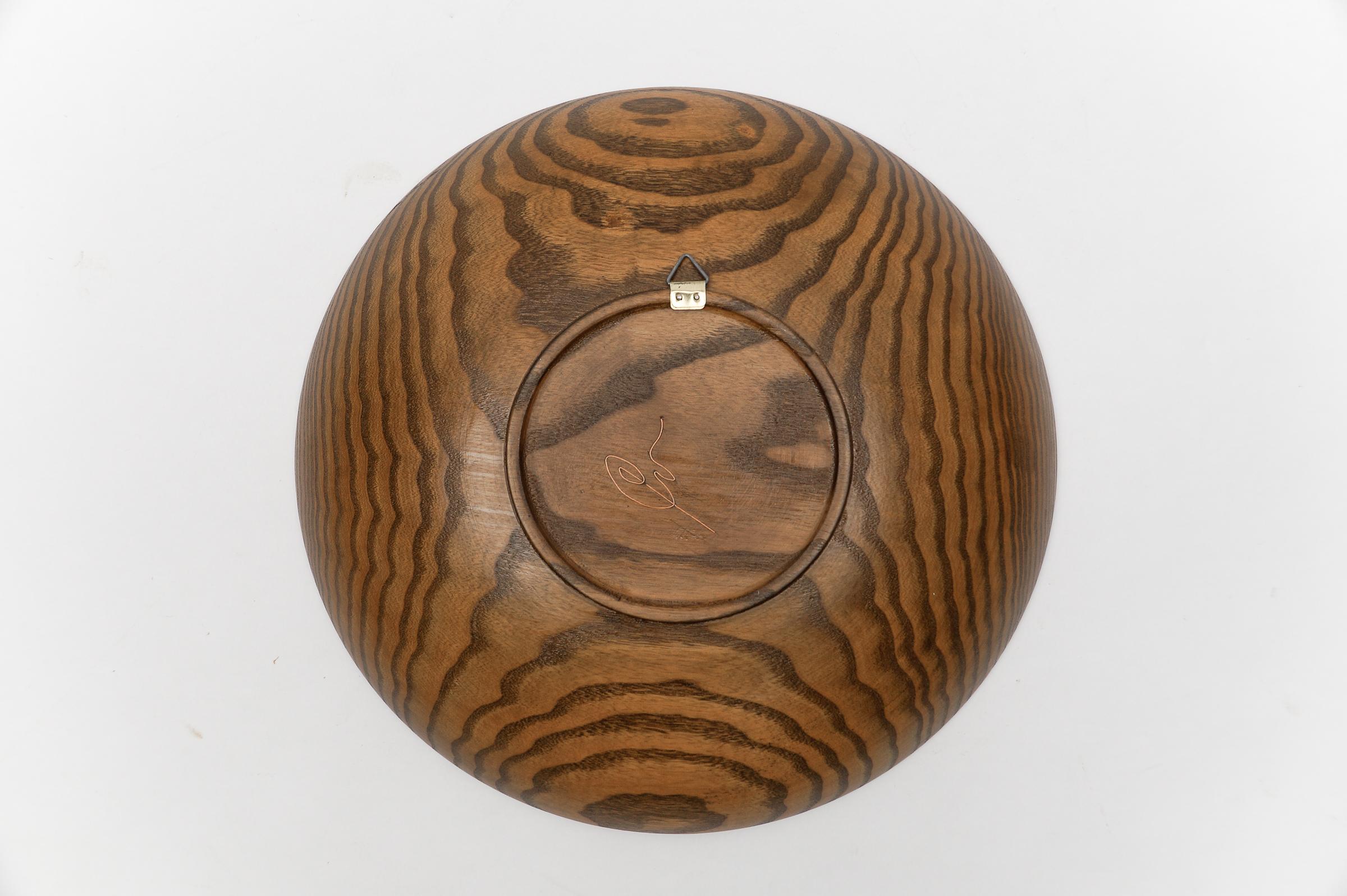 Milieu du XXe siècle Assiette en bois d'artiste moderne du milieu du siècle dernier avec signature en cuivre, années 1960 en vente