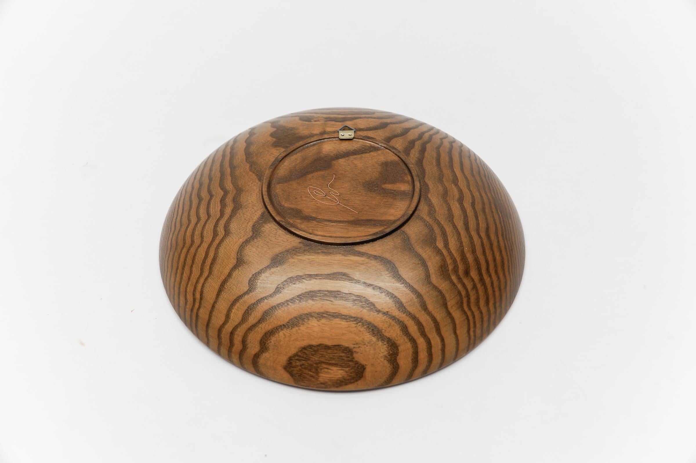 Cuivre Assiette en bois d'artiste moderne du milieu du siècle dernier avec signature en cuivre, années 1960 en vente