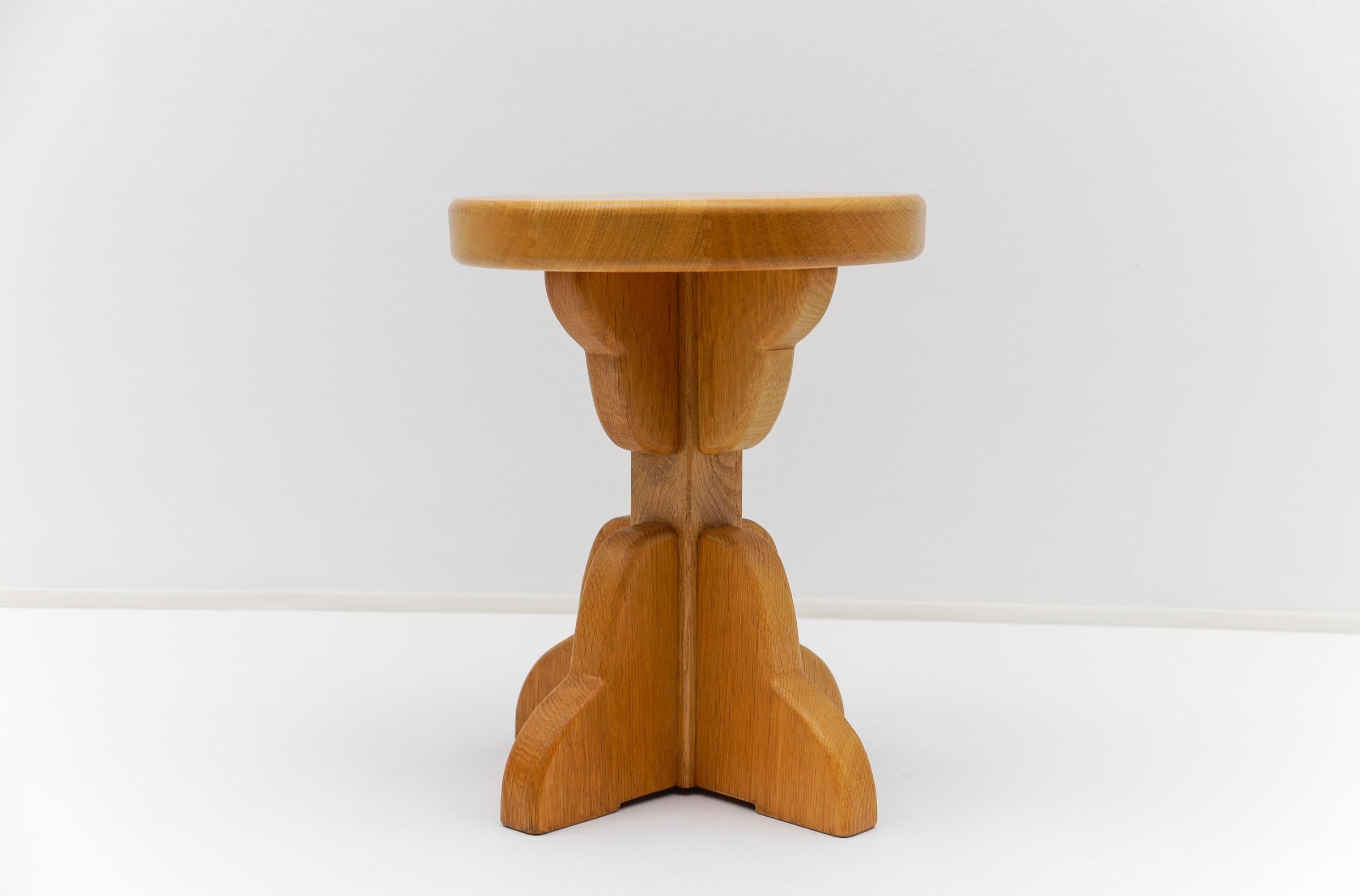 Grande sgabello decorativo proveniente dalla Francia, circa anni '60. 

Abbiamo otto esemplari dello stesso modello in diverse versioni. Tutti gli articoli possono essere consultati nei nostri altri articoli

Leggeri e normali segni d'uso.