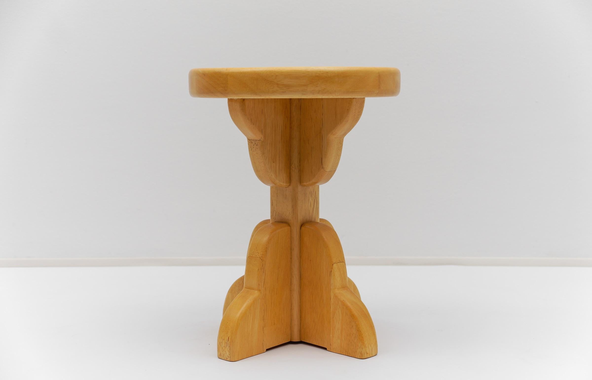 Superbe tabouret décoratif de France, circa 1960. 

Nous avons huit exemplaires du même modèle en différentes versions. Tous ces éléments peuvent être consultés dans nos autres articles.

Signes d'utilisation légers et normaux.