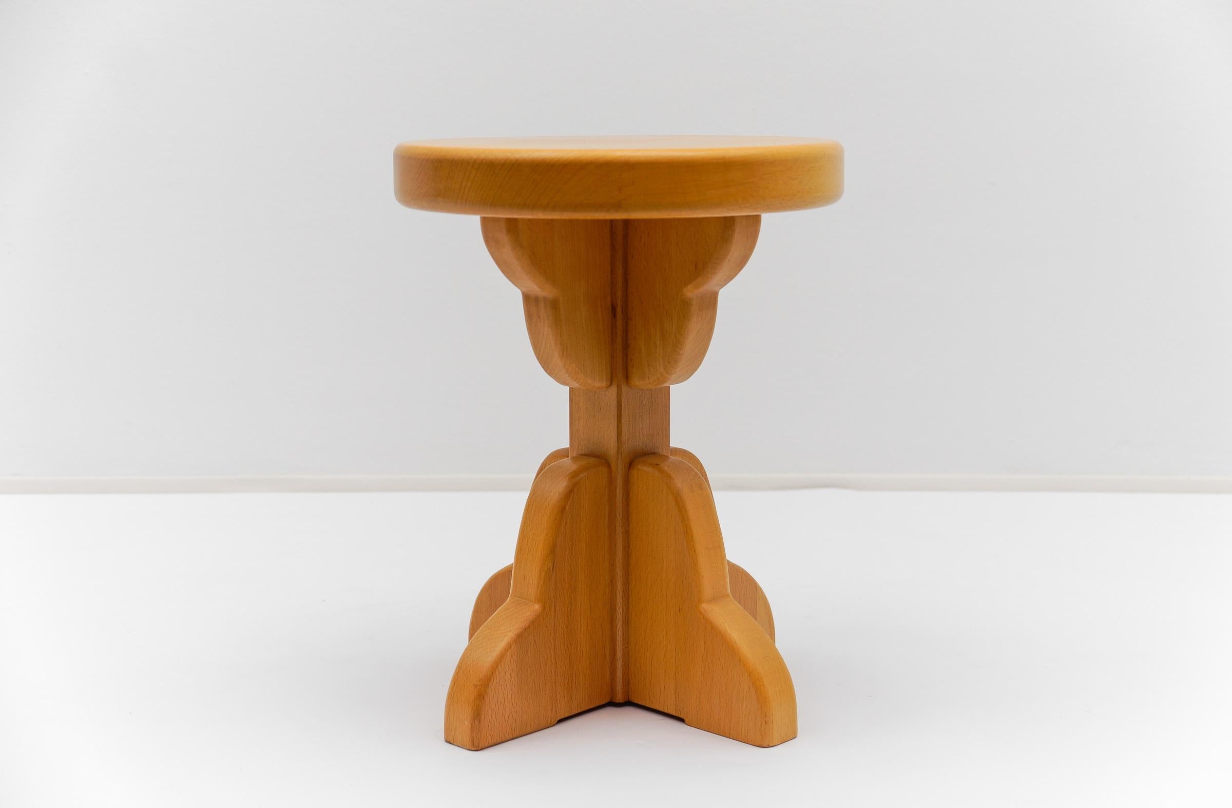 Superbe tabouret décoratif de France, circa 1960. 

Nous avons huit exemplaires du même modèle en différentes versions. Tous ces éléments peuvent être consultés dans nos autres articles.

Signes d'utilisation légers et normaux.