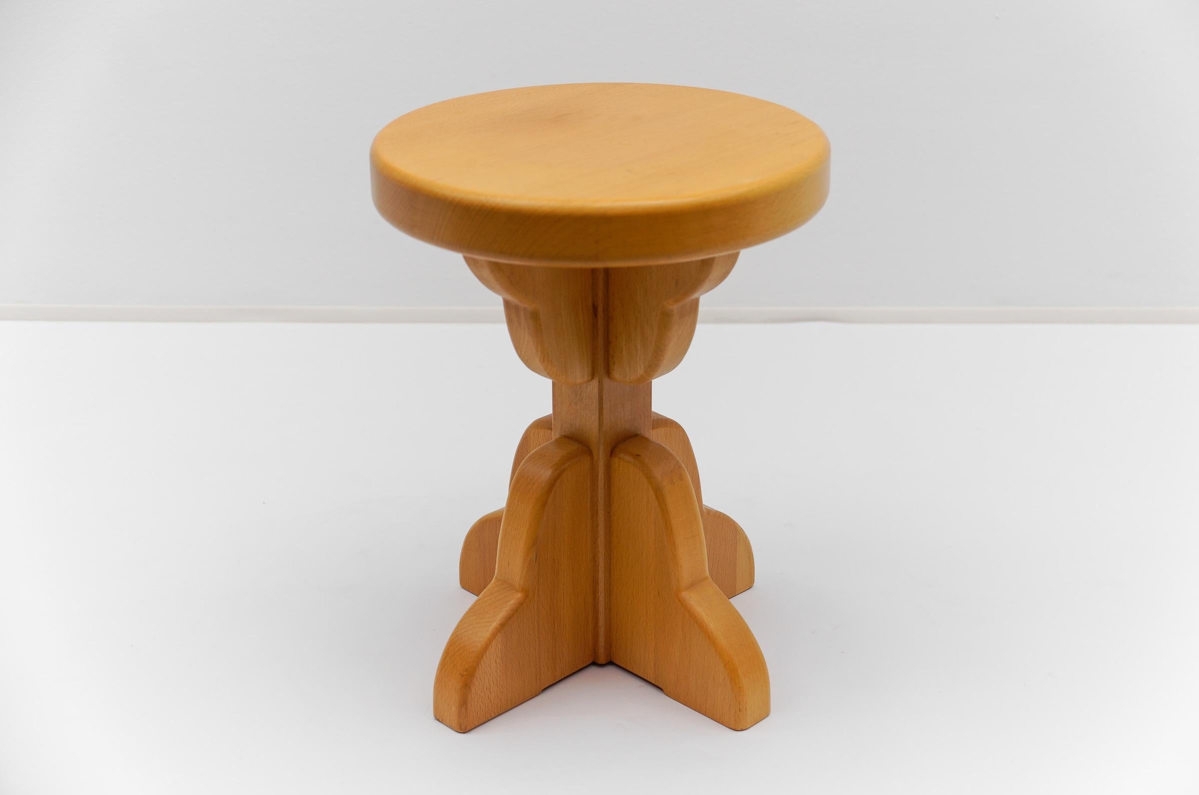 Primitif Tabouret en hêtre fait à la main, 1960 France en vente