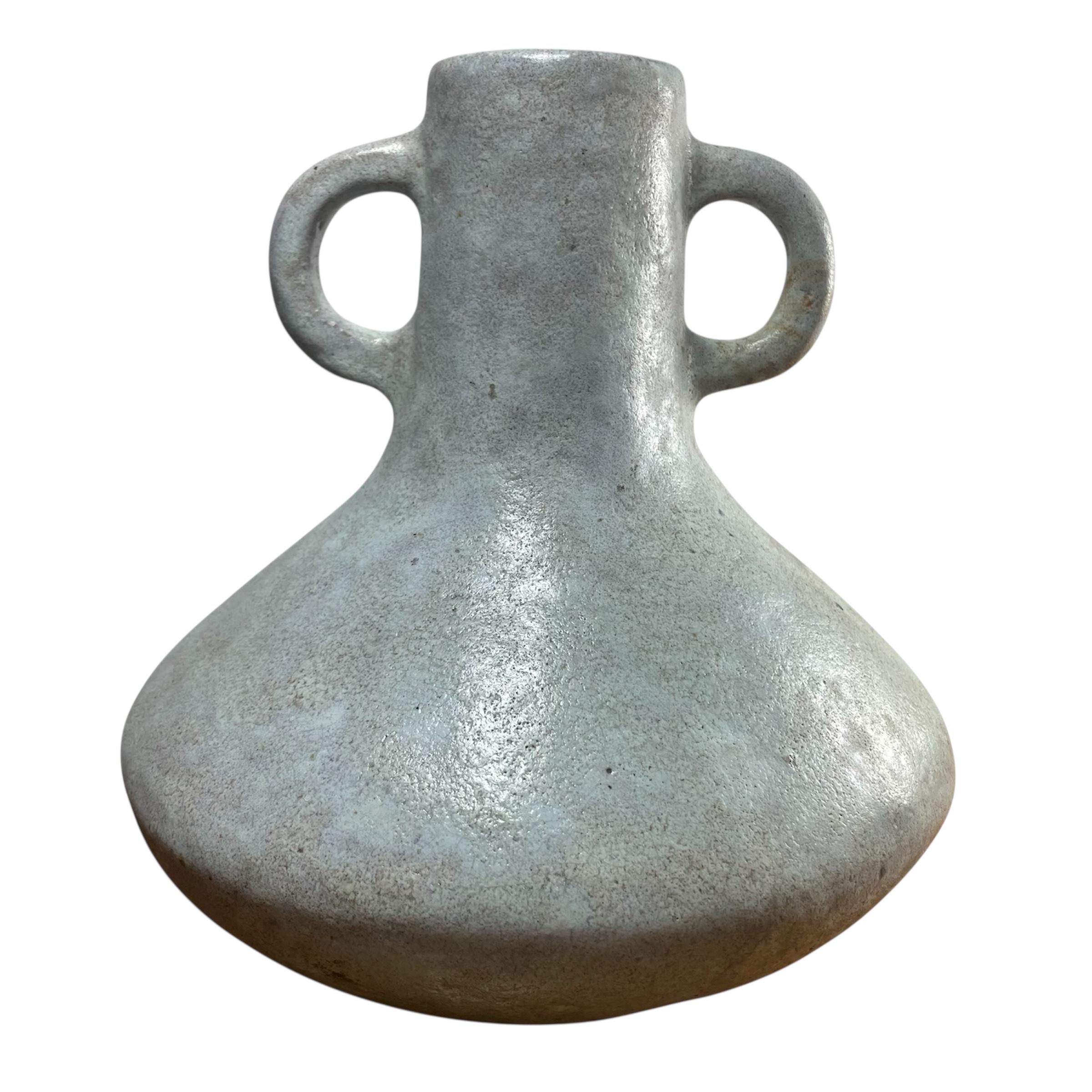 Con questo bellissimo vaso in ceramica rifinito in tonalità terra potrai riempire quell'angolo vuoto della tua casa.