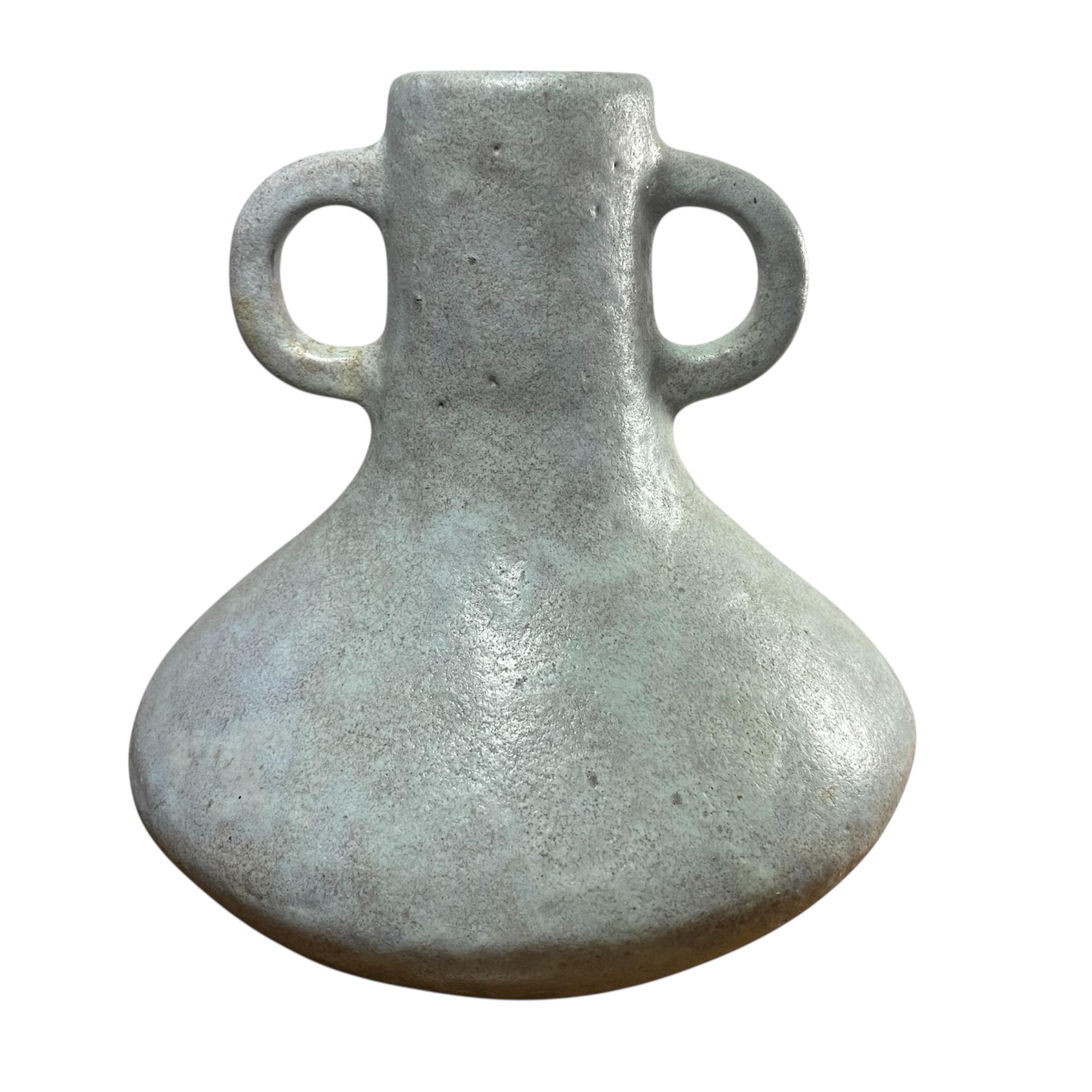 Fatto a mano Vaso in ceramica fatto a mano di epoca moderna. in vendita