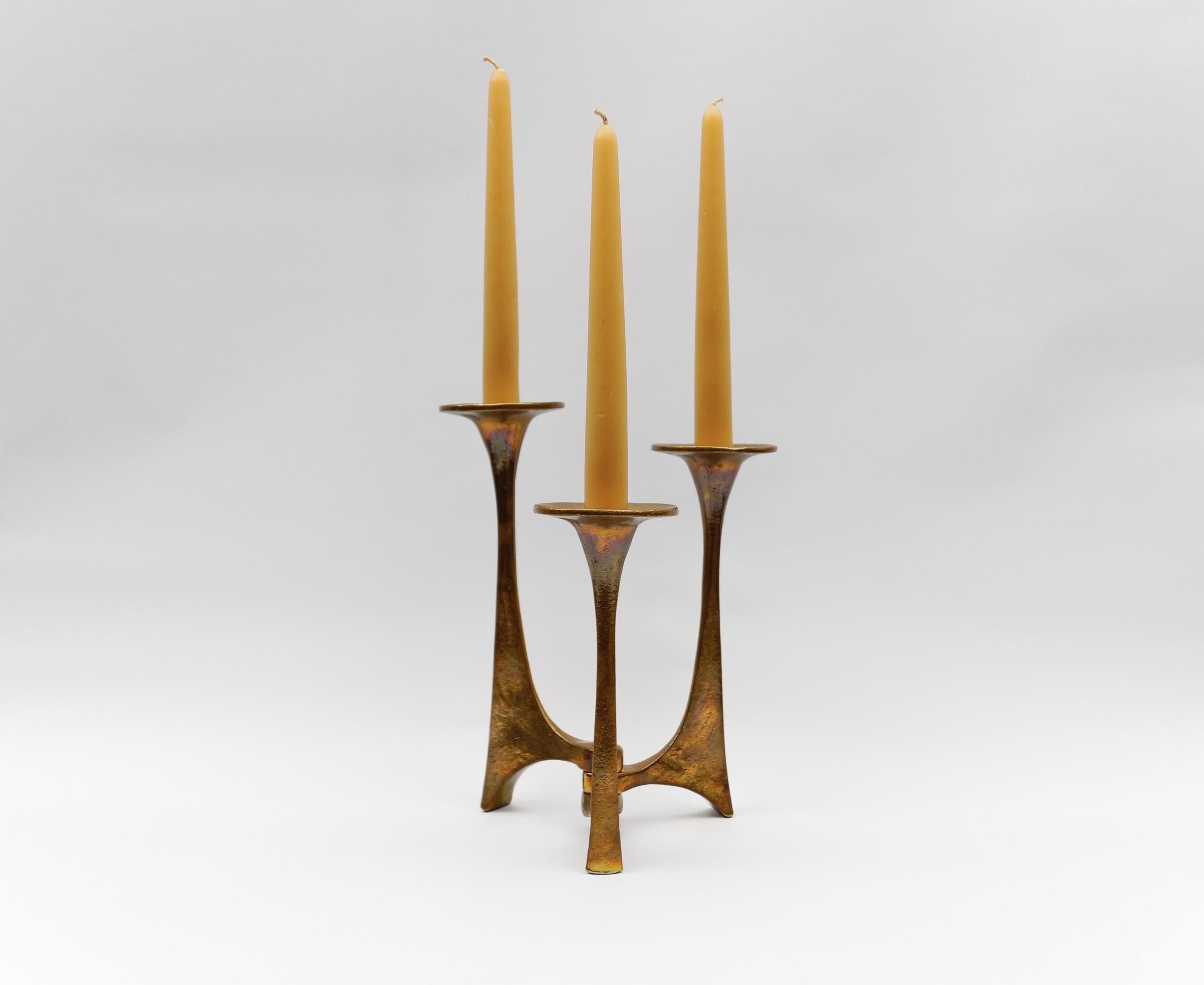 Mid-Century moderno Portacandele massiccio in ottone di Michael Harjes, realizzato a mano, della metà del secolo 1960 in vendita