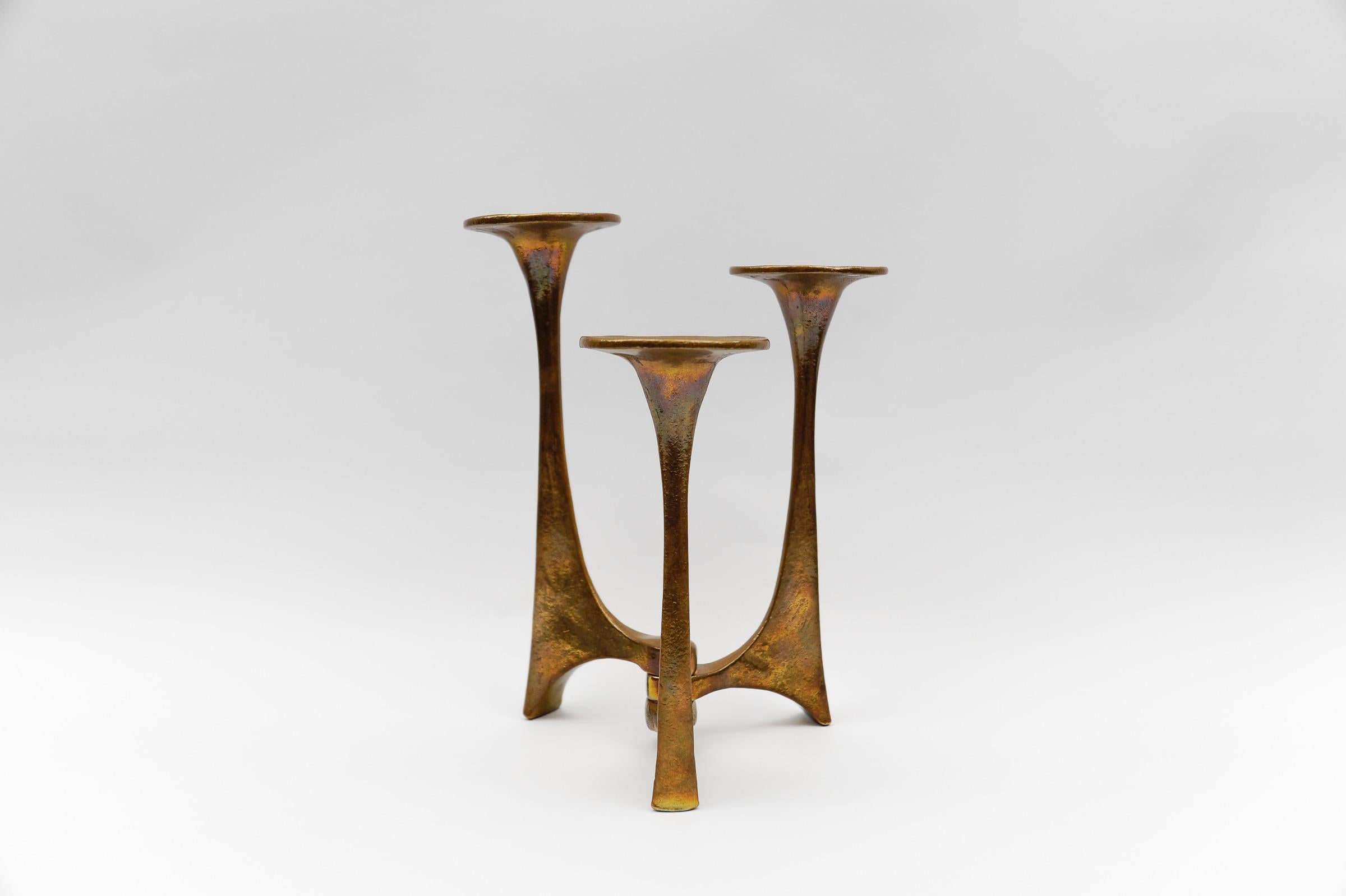 Metà XX secolo Portacandele massiccio in ottone di Michael Harjes, realizzato a mano, della metà del secolo 1960 in vendita