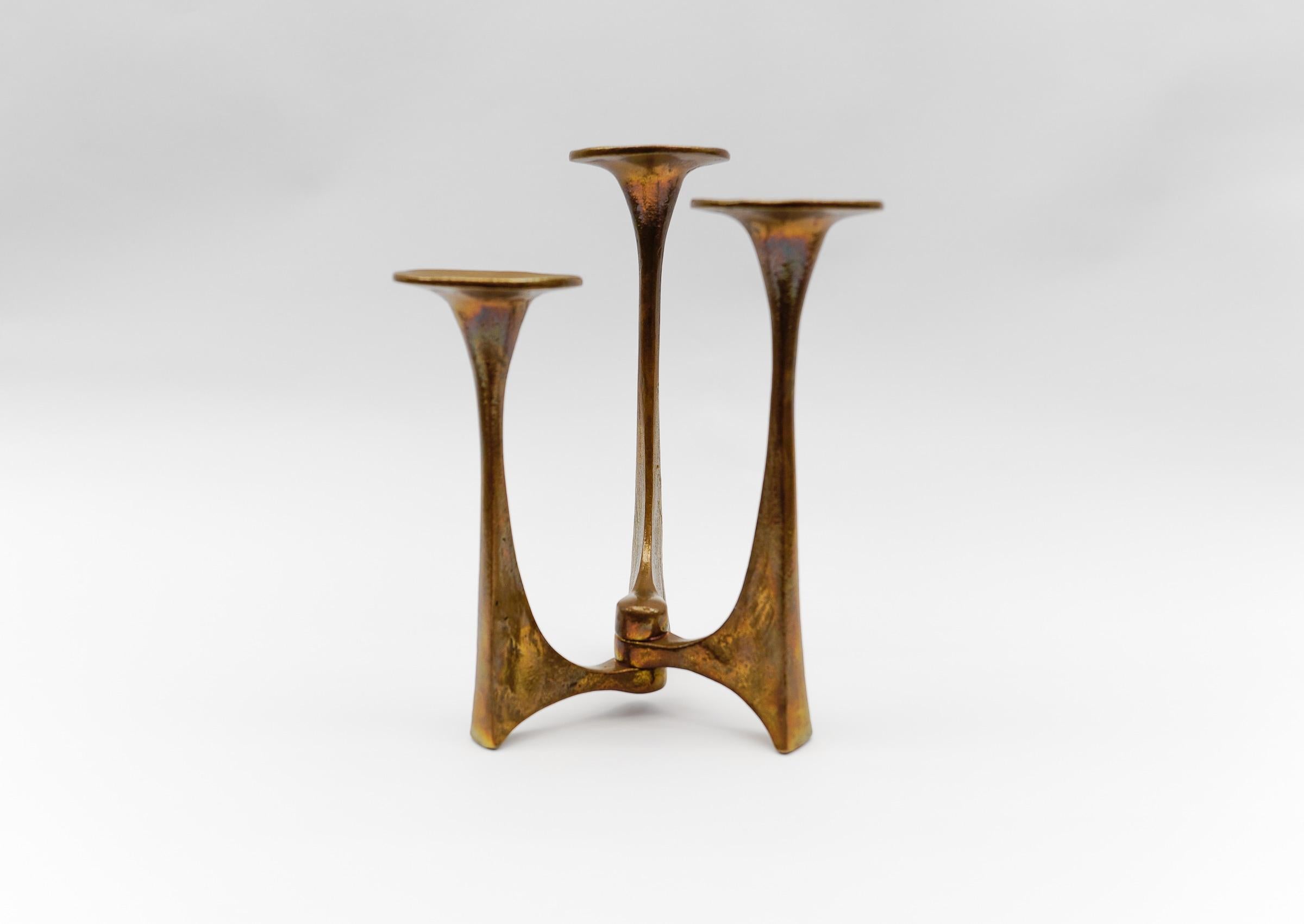 Ottone Portacandele massiccio in ottone di Michael Harjes, realizzato a mano, della metà del secolo 1960 in vendita