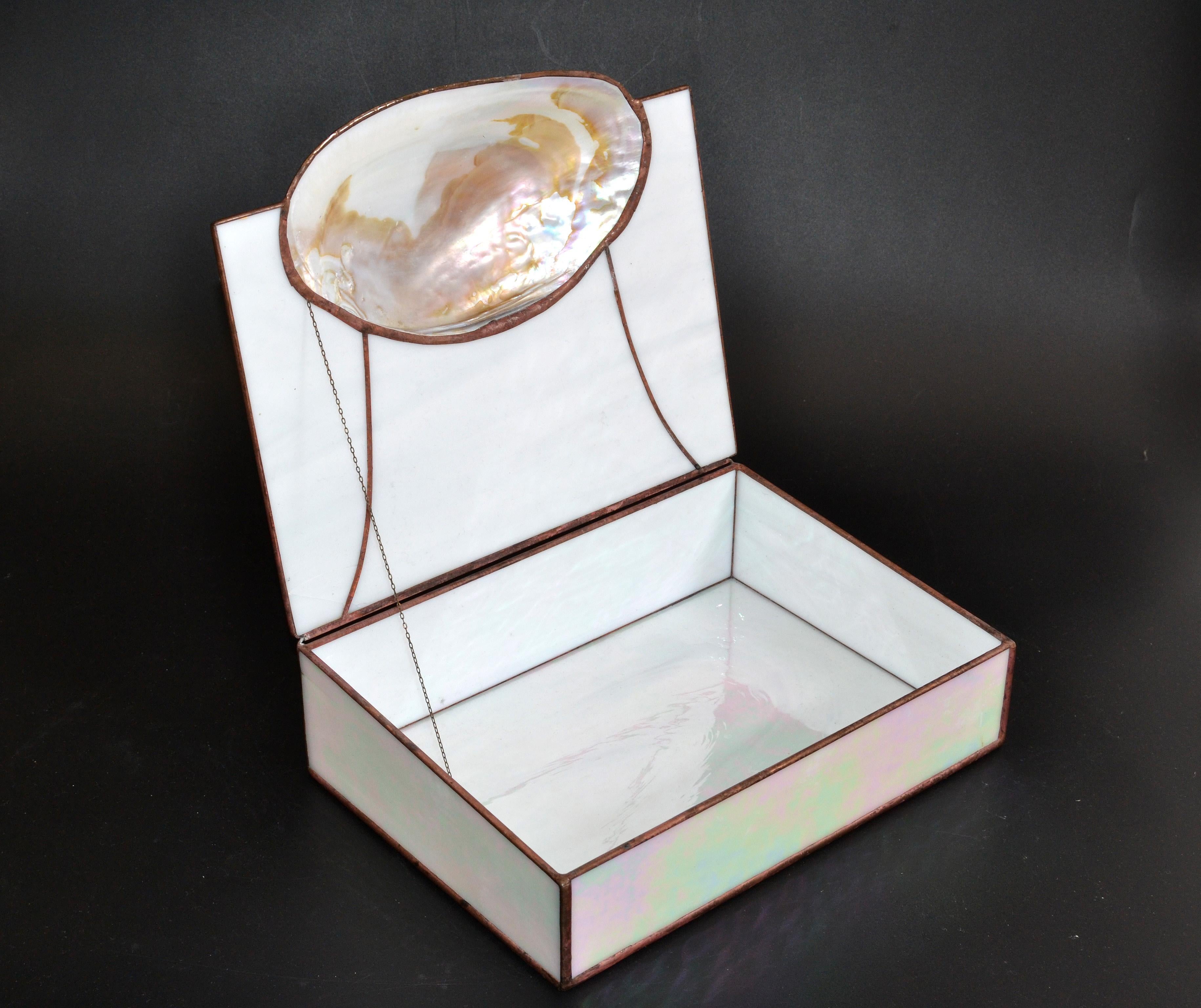 The Moderns Modern Modern Handmade Nautical Mother of Pearl & Seashell Decorative Box (Boîte décorative nautique en nacre et coquillages) en vente 3