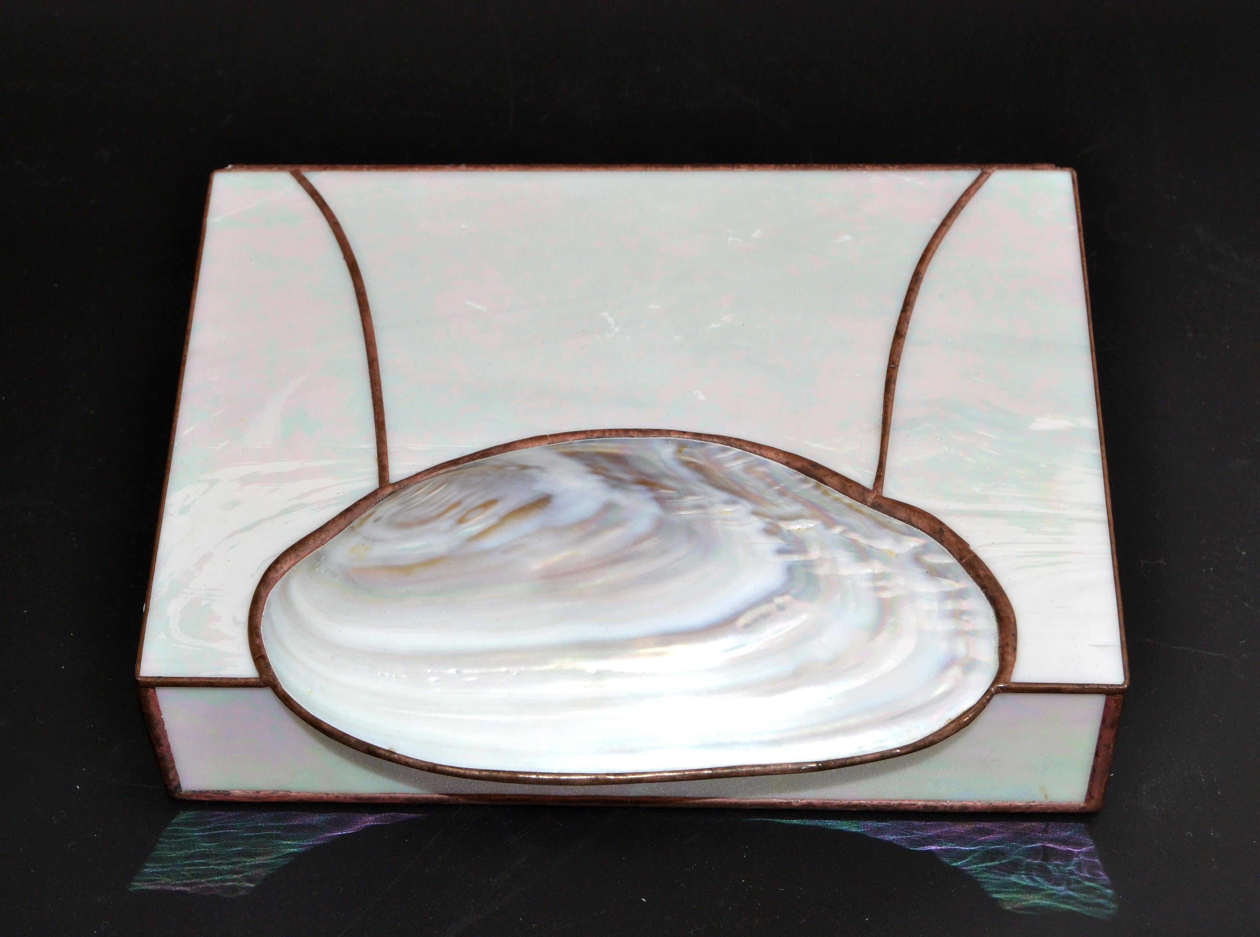 20ième siècle The Moderns Modern Modern Handmade Nautical Mother of Pearl & Seashell Decorative Box (Boîte décorative nautique en nacre et coquillages) en vente