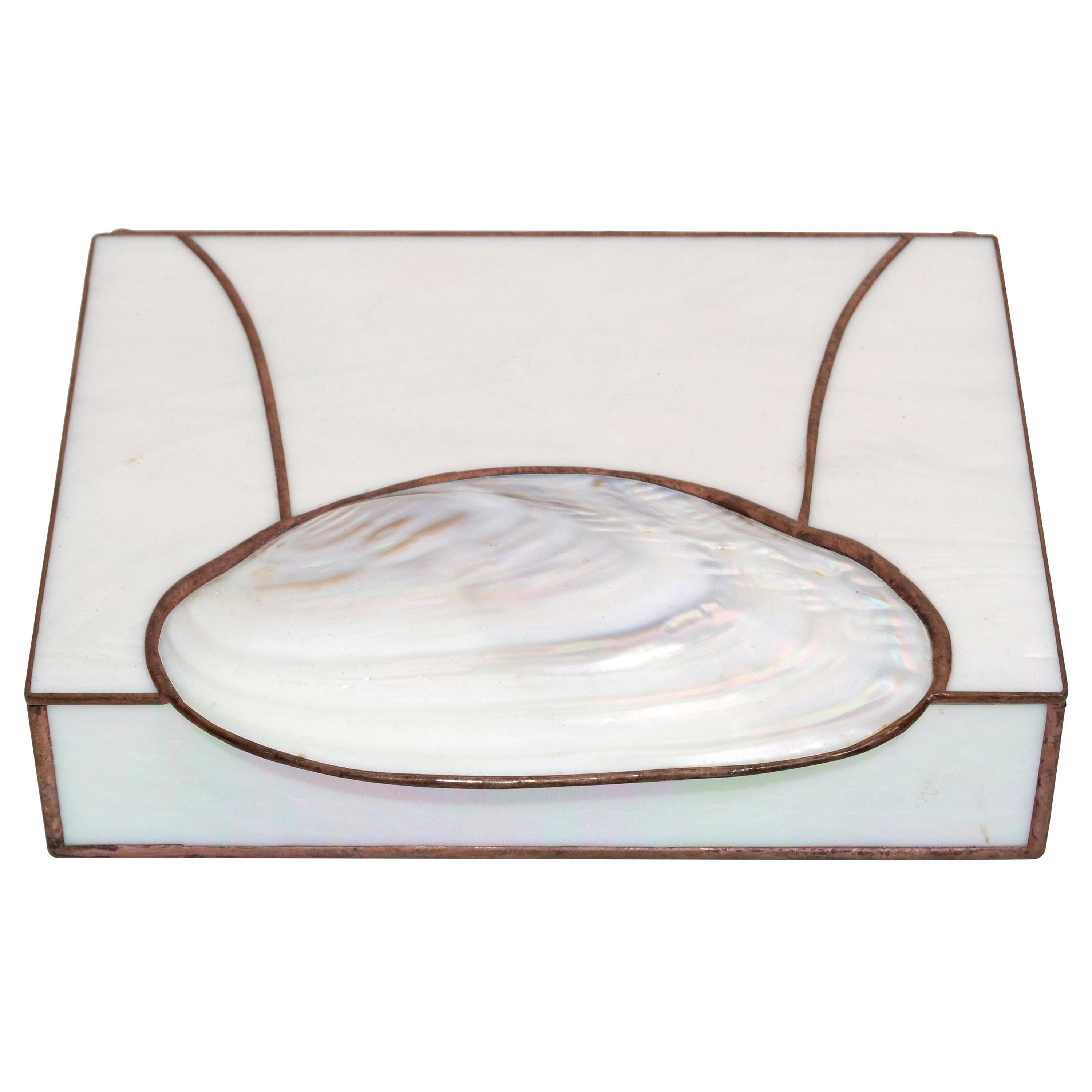 The Moderns Modern Modern Handmade Nautical Mother of Pearl & Seashell Decorative Box (Boîte décorative nautique en nacre et coquillages) en vente