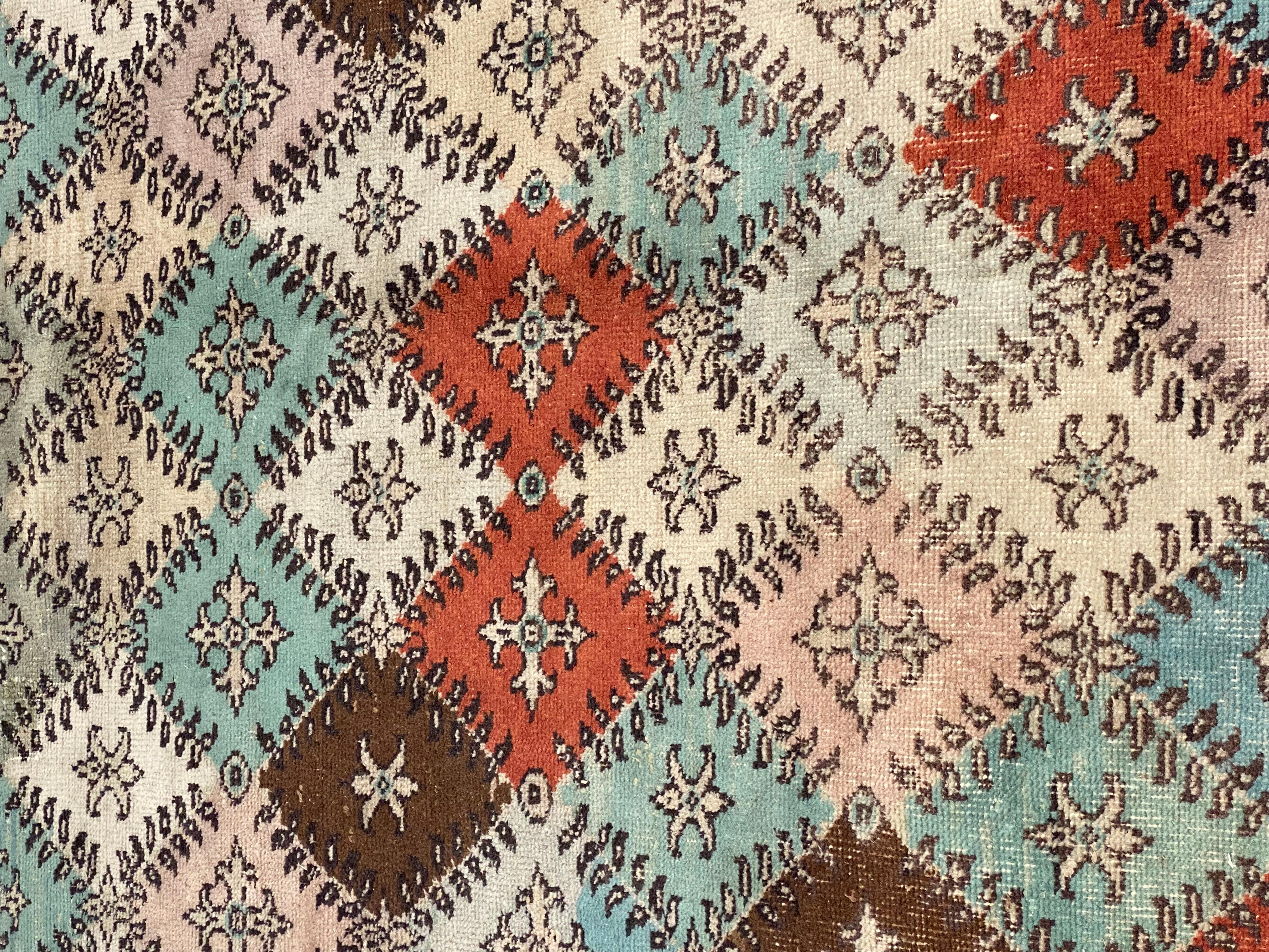 Moderner handgefertigter Teppich aus der Mitte des Jahrhunderts  mit rasiertem Rücken .5ft 11inch  x 7ft 8 in
Tolles, farbenfrohes Aufnäher-Muster mit blattumrandeten Blöcken und Kreuz-Innengestaltung. 
