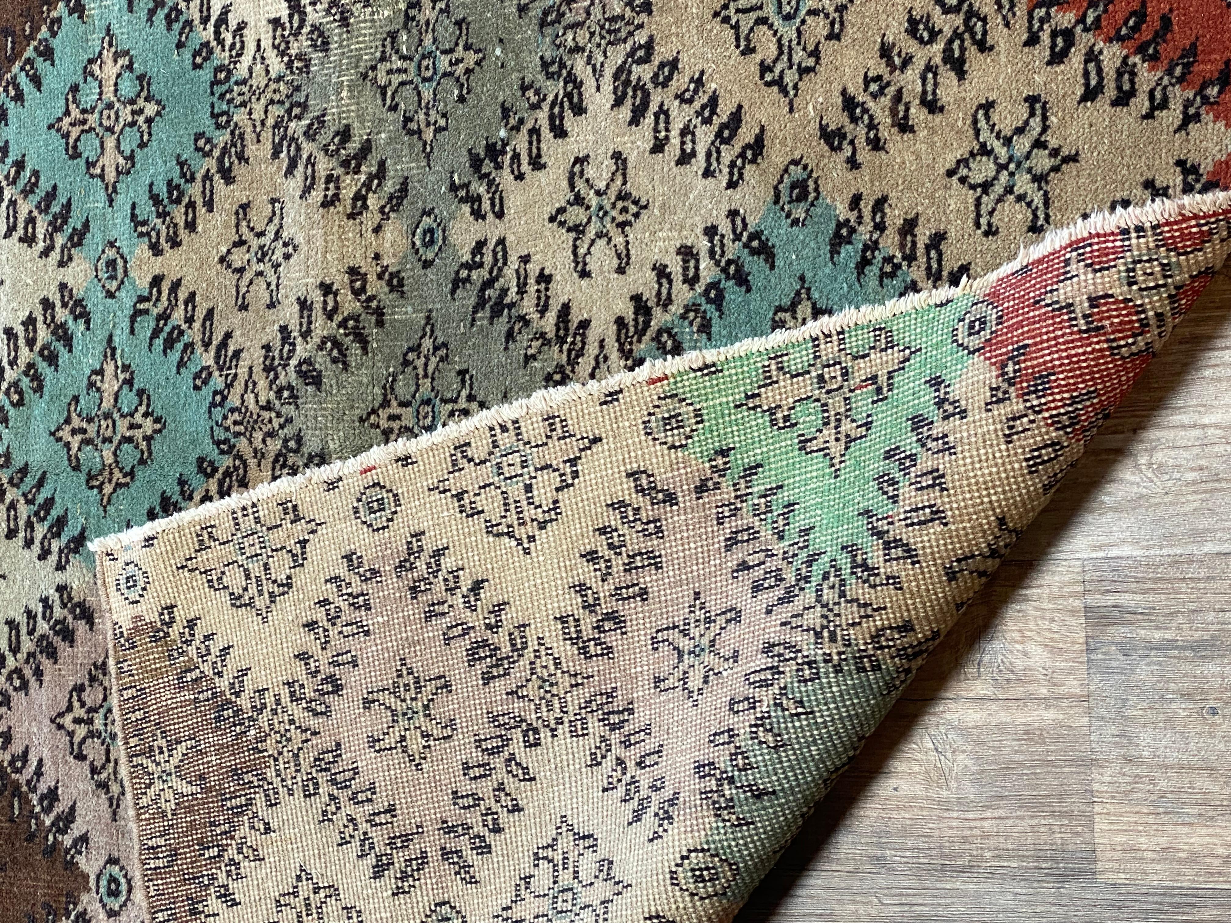 Moderner handgefertigter Teppich aus der Mitte des Jahrhunderts (Ende des 20. Jahrhunderts) im Angebot