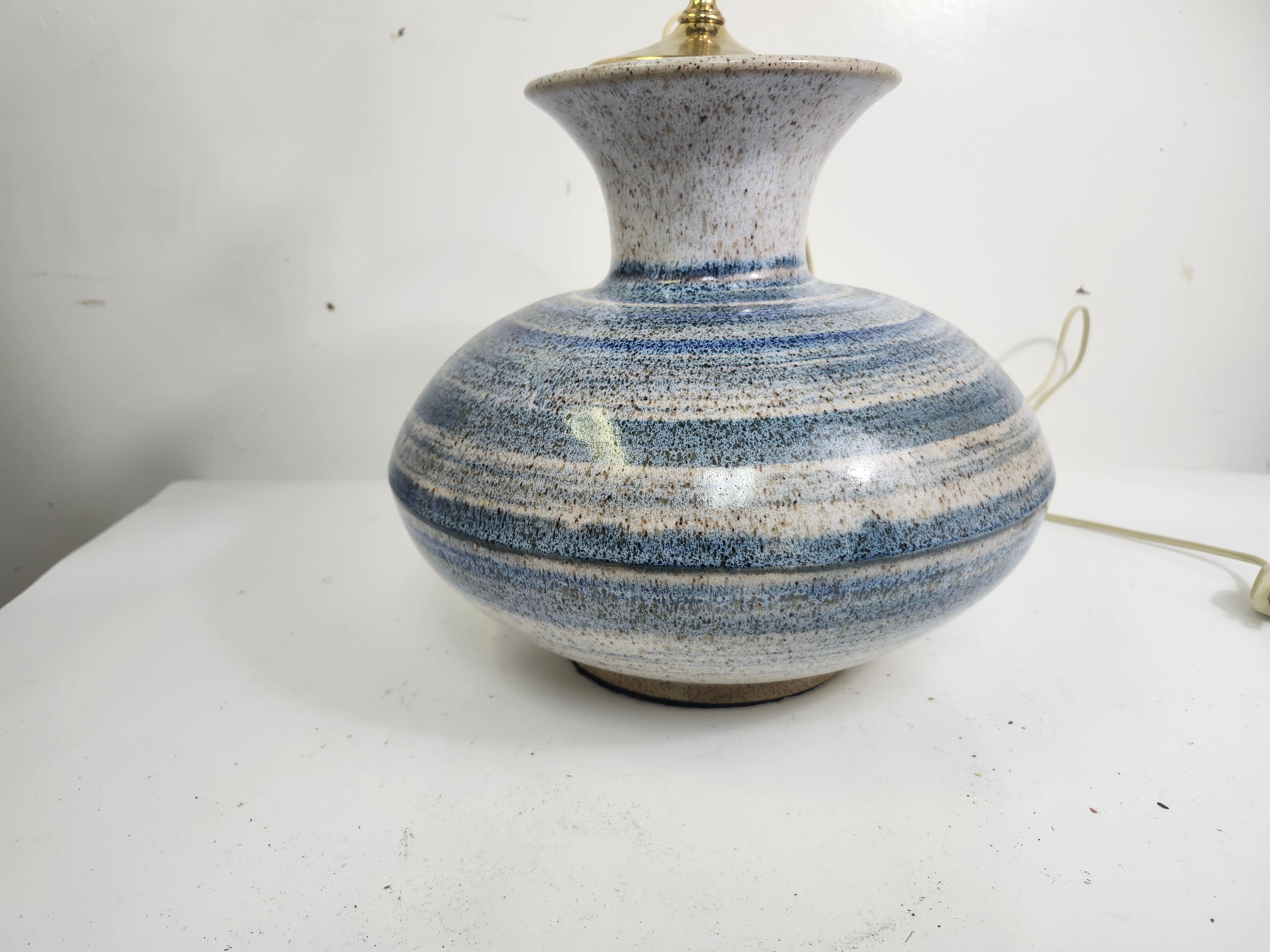 Lampada da tavolo in gres a forma di tozza, fatta a mano, della metà del secolo scorso C1970 in vendita 3