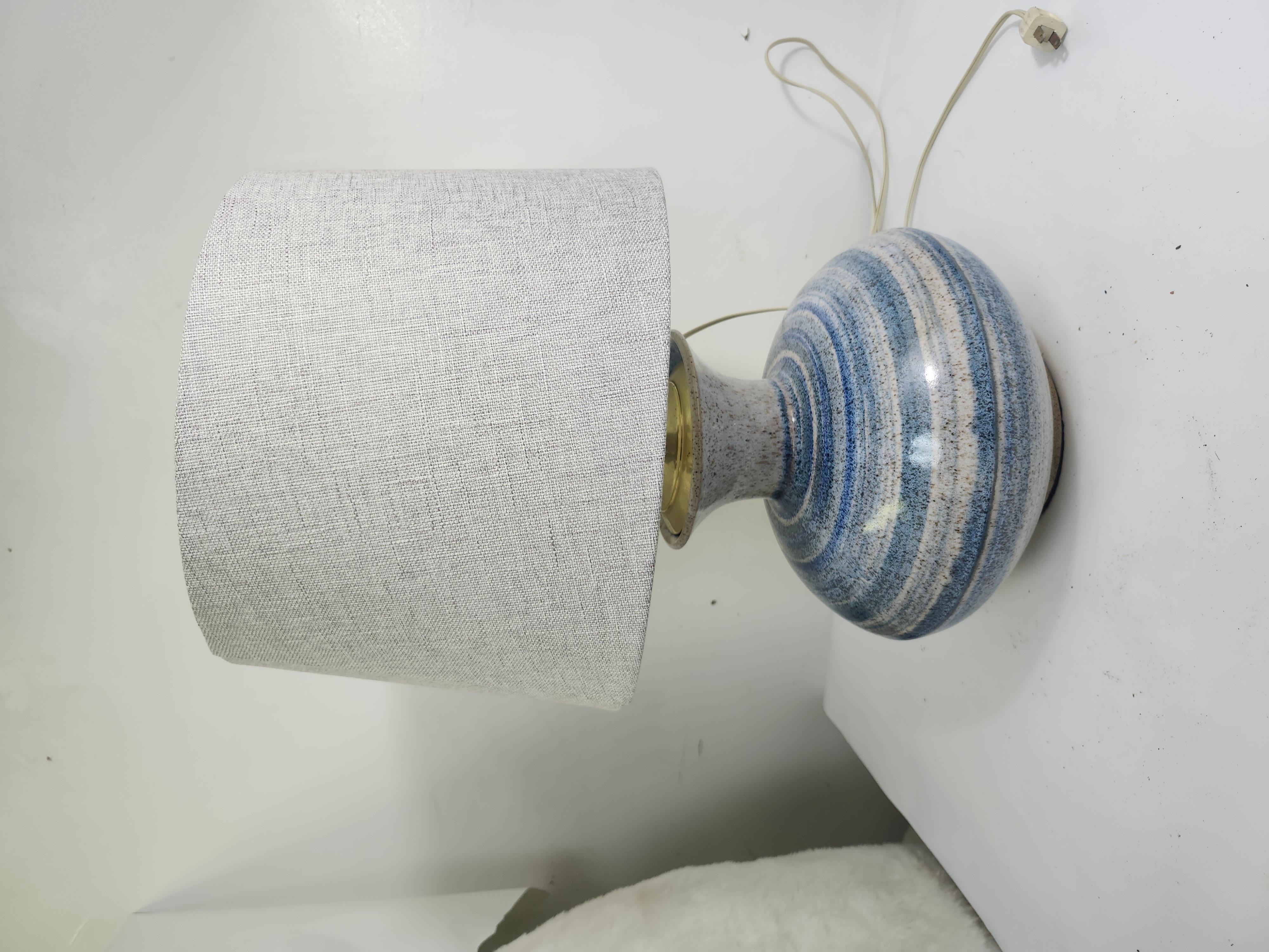 Semplice e molto elegante lampada da tavolo in gres con smalto a righe nei toni del blu e del grigio.
Stile urna a forma di calamita con un peso notevole e bilanciato. Nessuna scheggiatura o incrinatura. Il paralume illustrato non è incluso, ma può