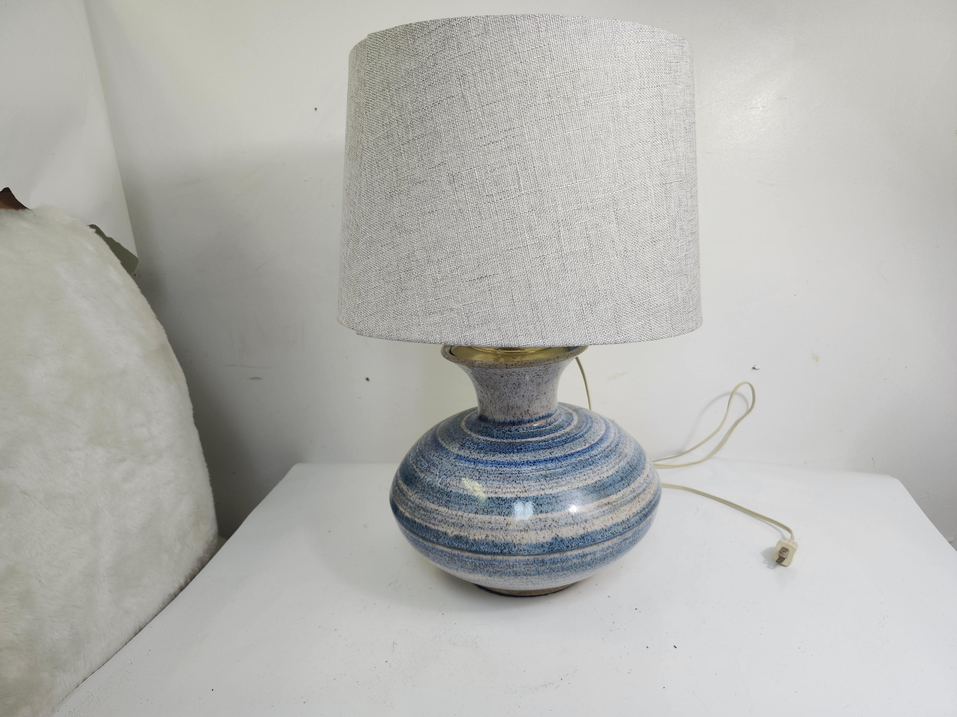 Mid-Century moderno Lampada da tavolo in gres a forma di tozza, fatta a mano, della metà del secolo scorso C1970 in vendita