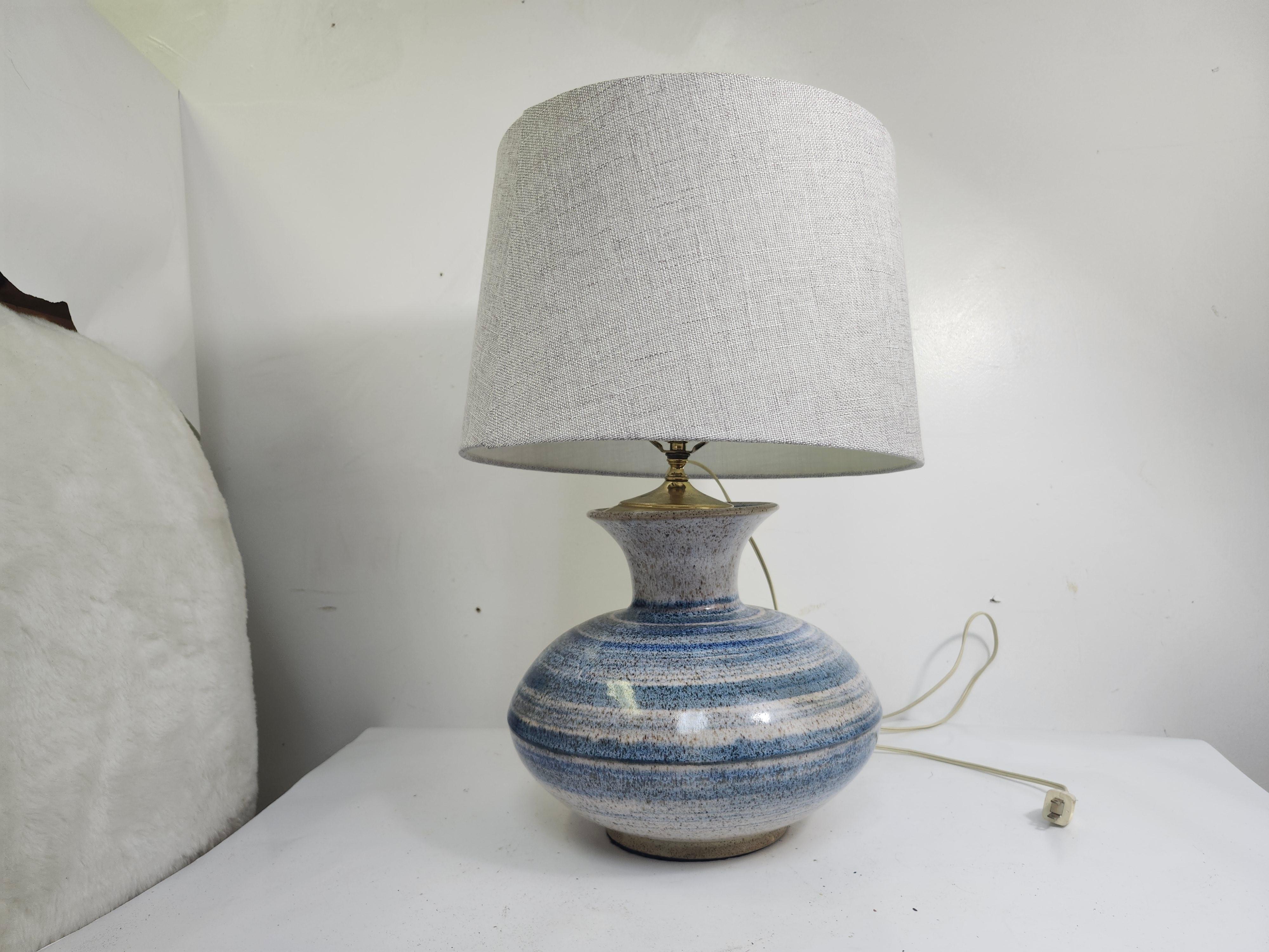 Americano Lampada da tavolo in gres a forma di tozza, fatta a mano, della metà del secolo scorso C1970 in vendita