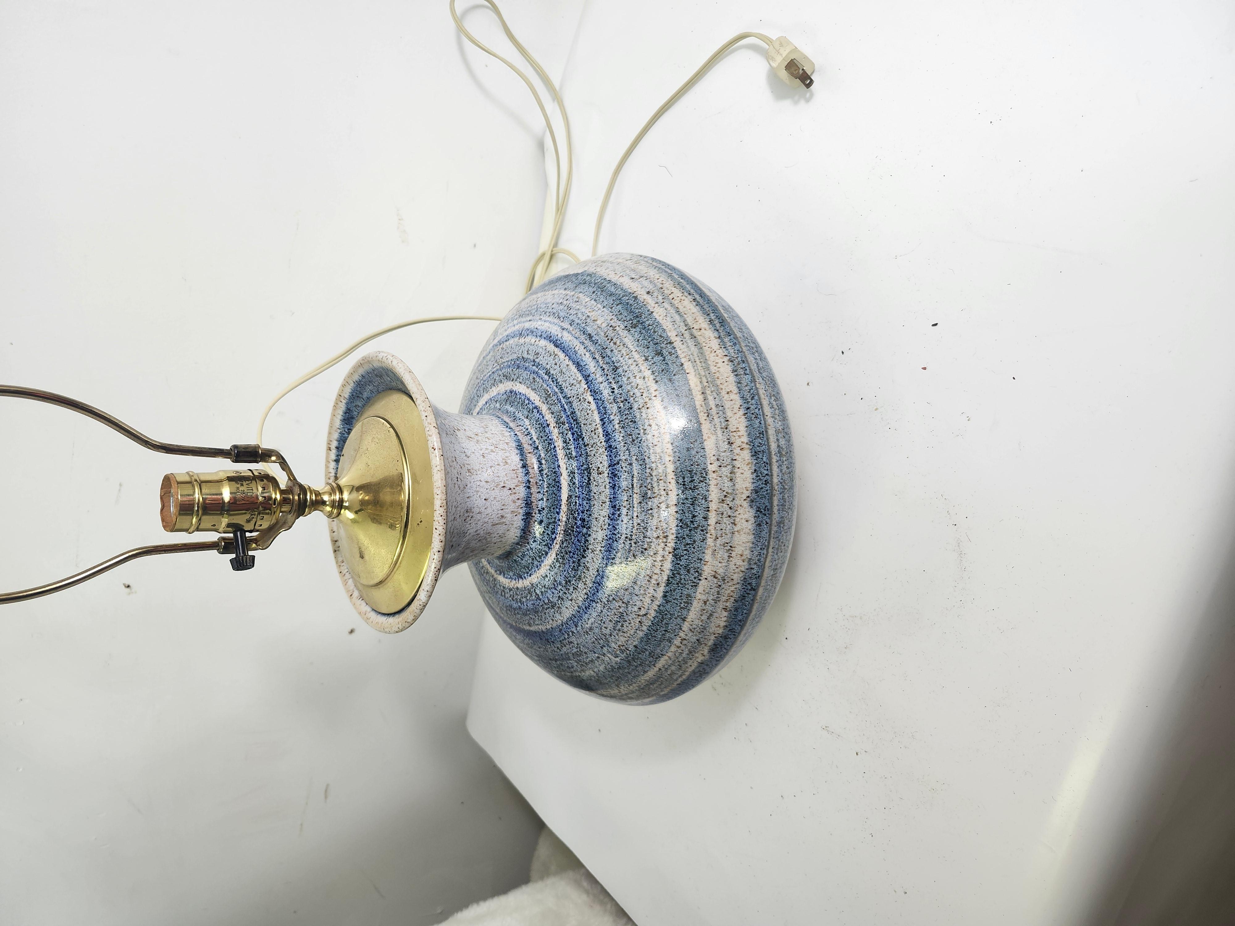 Smaltato Lampada da tavolo in gres a forma di tozza, fatta a mano, della metà del secolo scorso C1970 in vendita