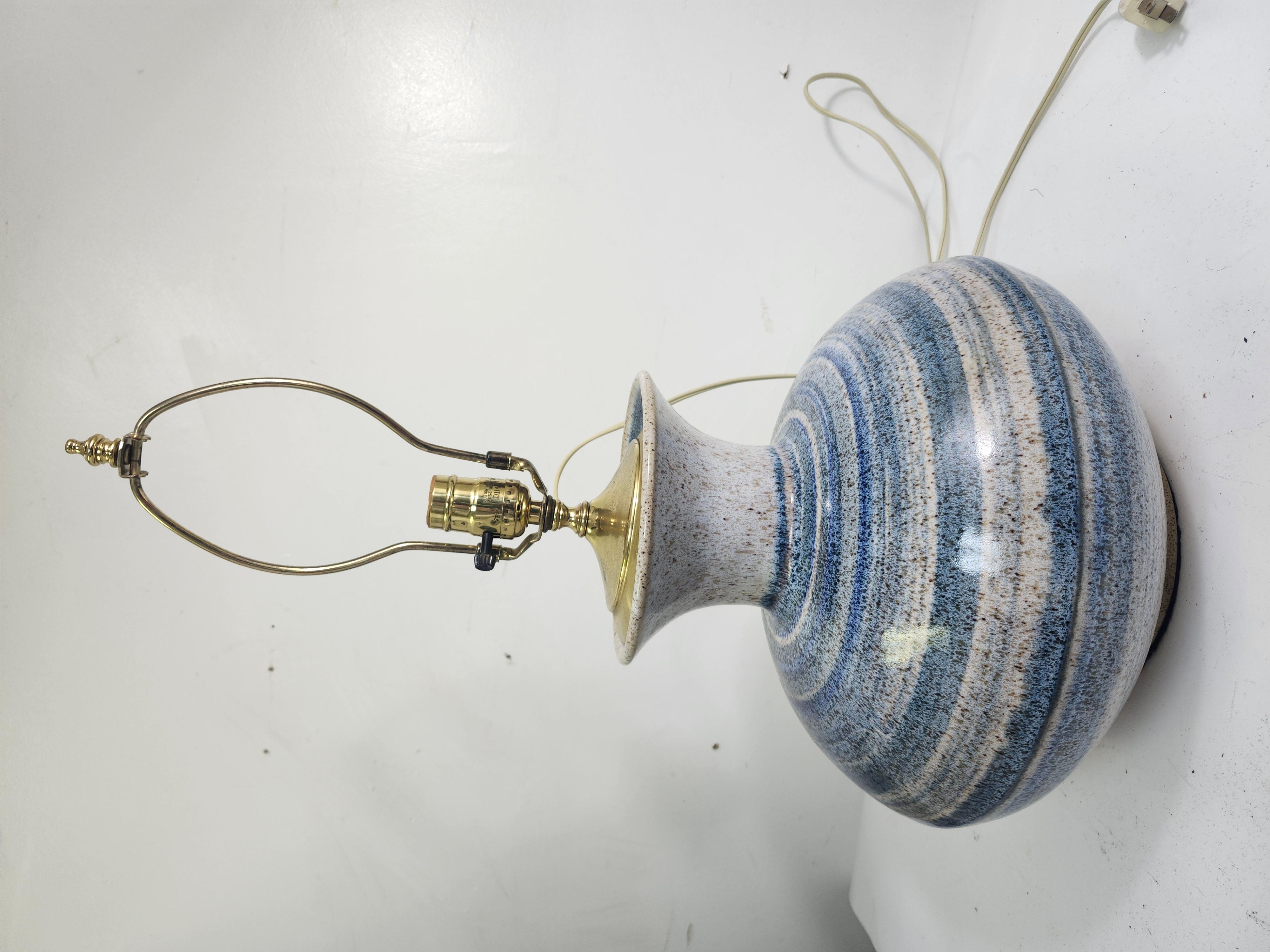 Ottone Lampada da tavolo in gres a forma di tozza, fatta a mano, della metà del secolo scorso C1970 in vendita