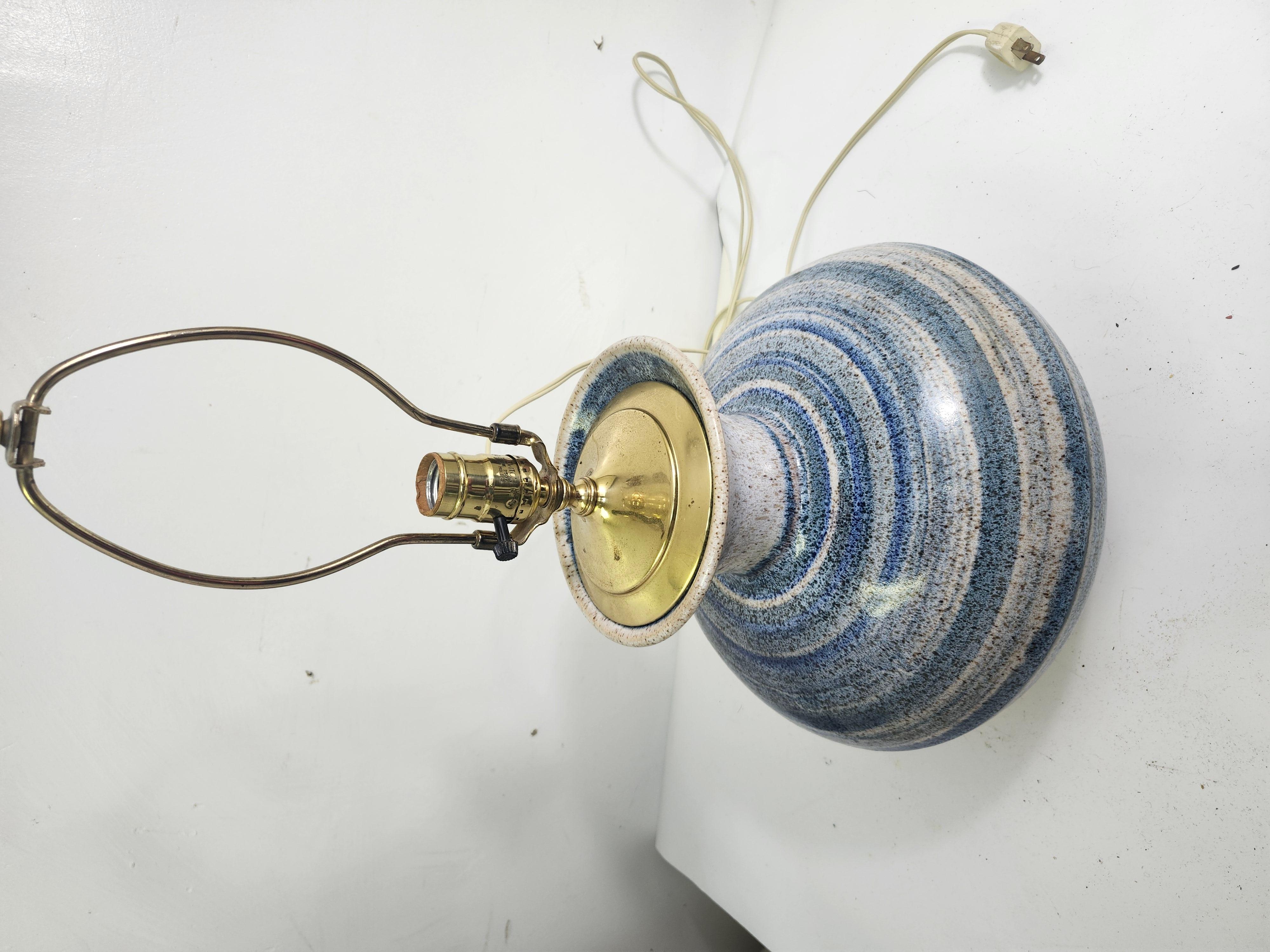 Lampada da tavolo in gres a forma di tozza, fatta a mano, della metà del secolo scorso C1970 in vendita 1
