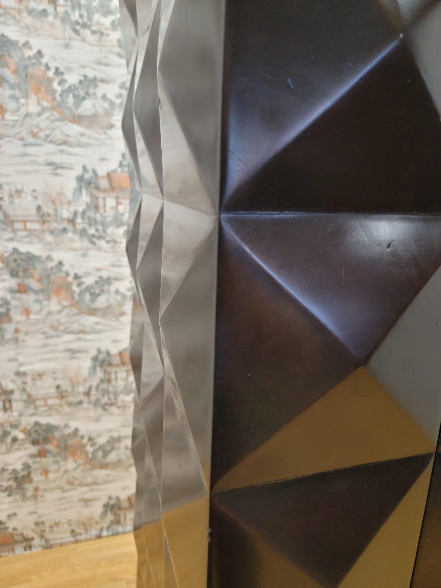 Mid-Century Modern Handmade Nussbaum Schrank mit Geo Diamond Textur im Angebot 2
