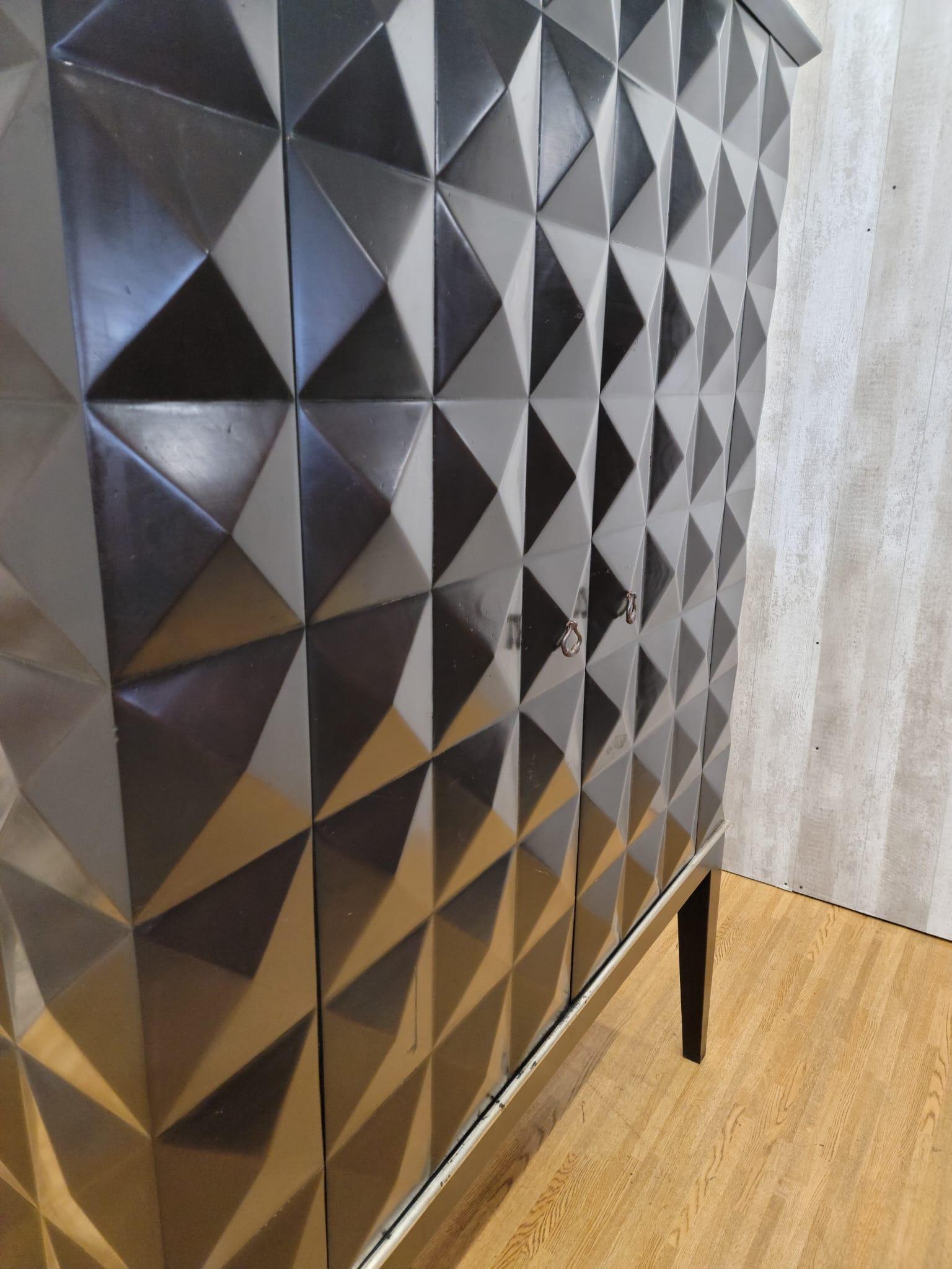 Mid-Century Modern Handmade Nussbaum Schrank mit Geo Diamond Textur im Angebot 5