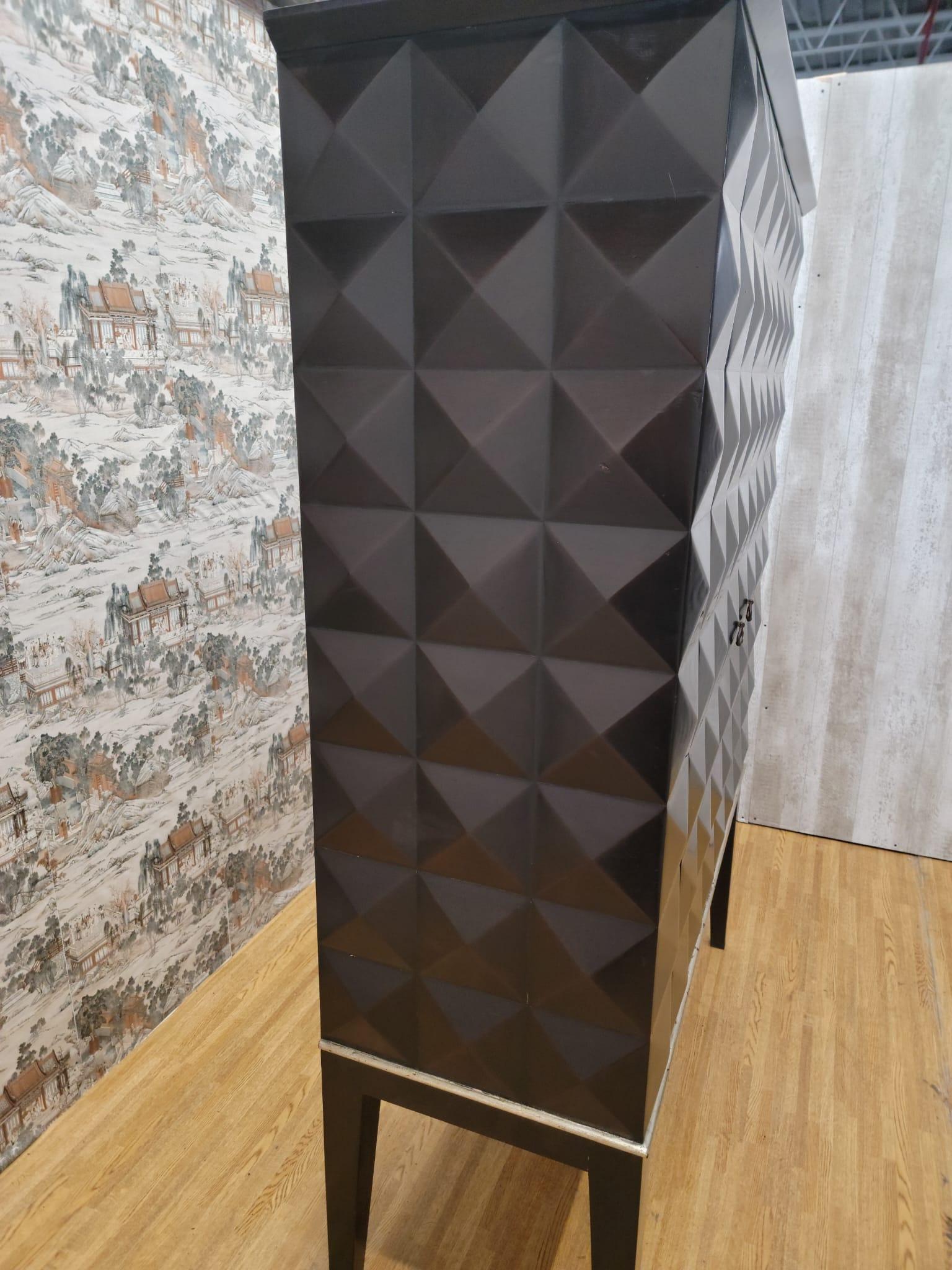 Mid-Century Modern Handmade Nussbaum Schrank mit Geo Diamond Textur im Angebot 6