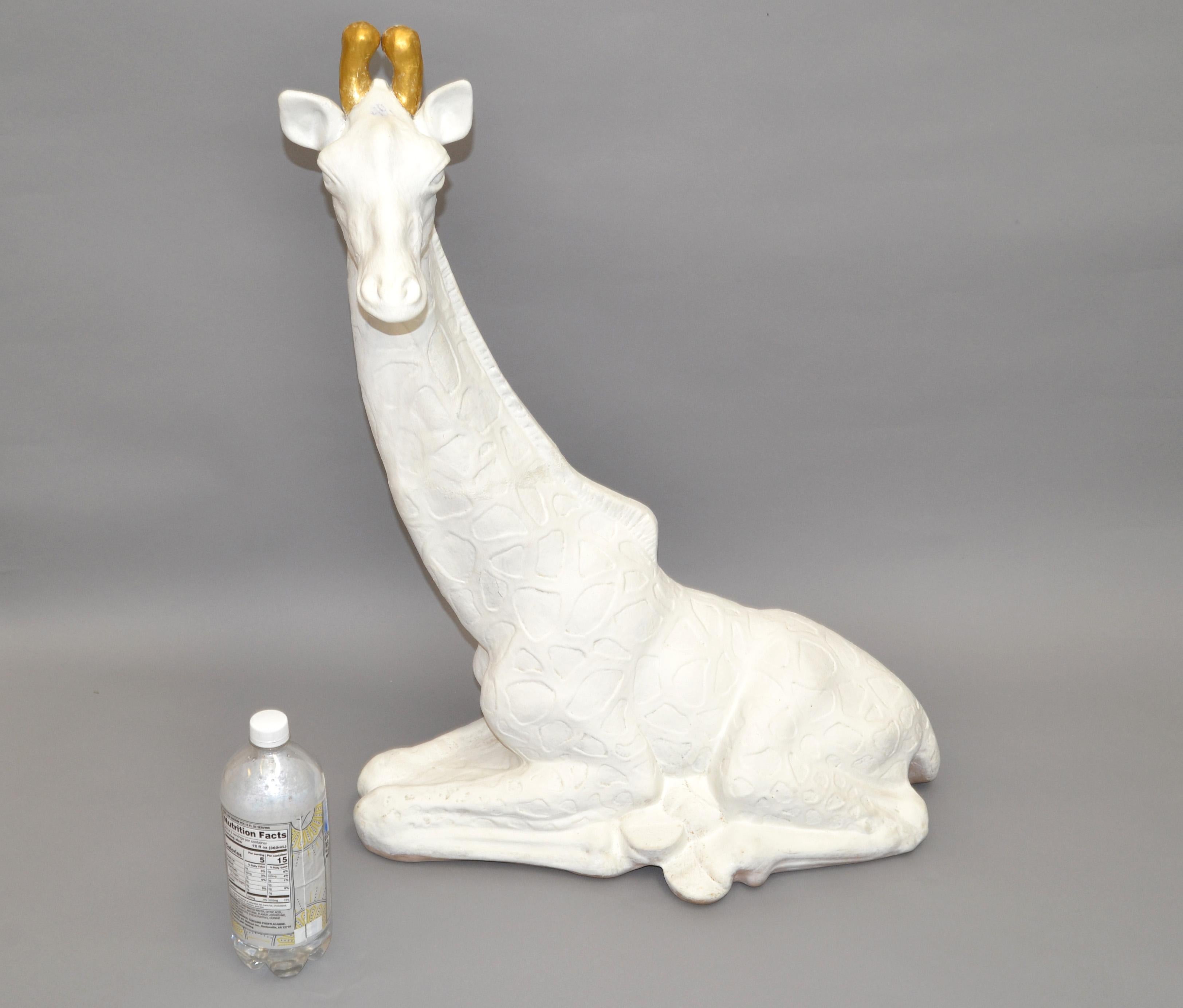 Mid-Century Modern Sculpture d'animal girafe en plâtre blanc et or, faite à la main, de style moderne du milieu du siècle dernier en vente