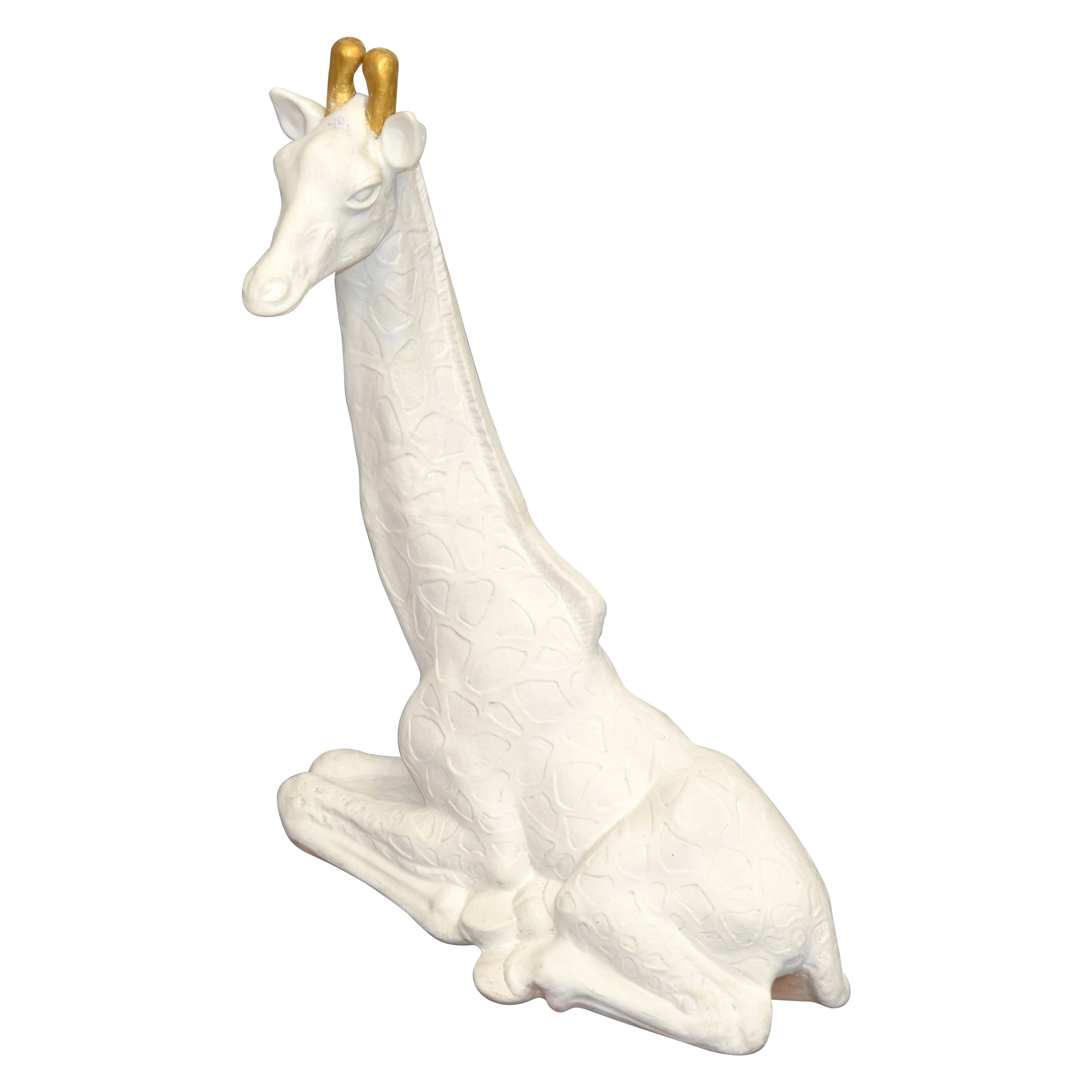 The Moderns Sculpture animal Girafe en plâtre blanc et doré faite à la main en vente