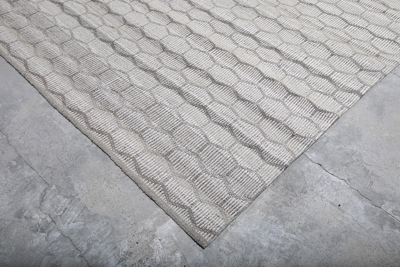 Mid-Century Modern Handwoven Flatweave Honeycomb Grey Rug In New Condition For Sale In New York, NY
