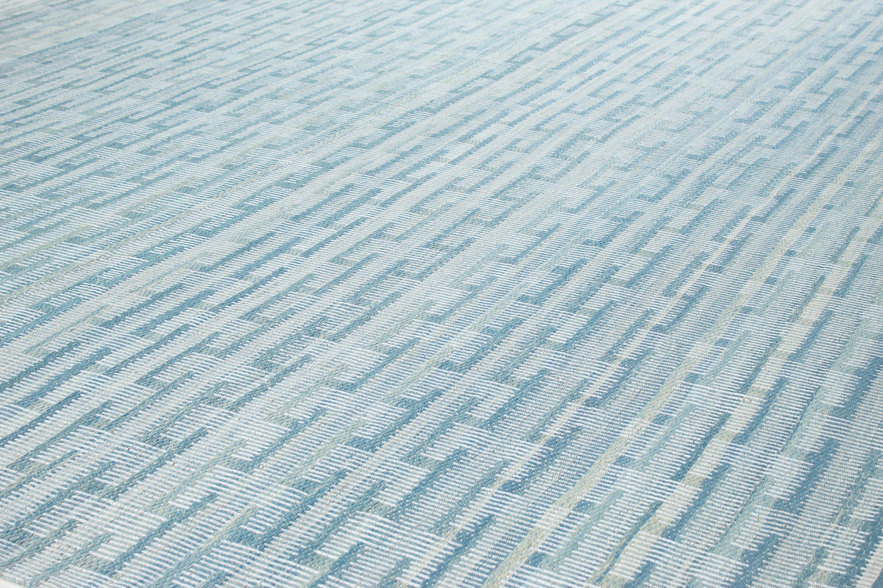 Dieser Teppich, der als Dorfteppich gilt und vom persischen Stil inspiriert ist, wird aus handgekardeter, handgesponnener Wolle und ausschließlich mit Pflanzenfarben von den Handwerkern und Webern hergestellt, die seit Jahrhunderten in den
