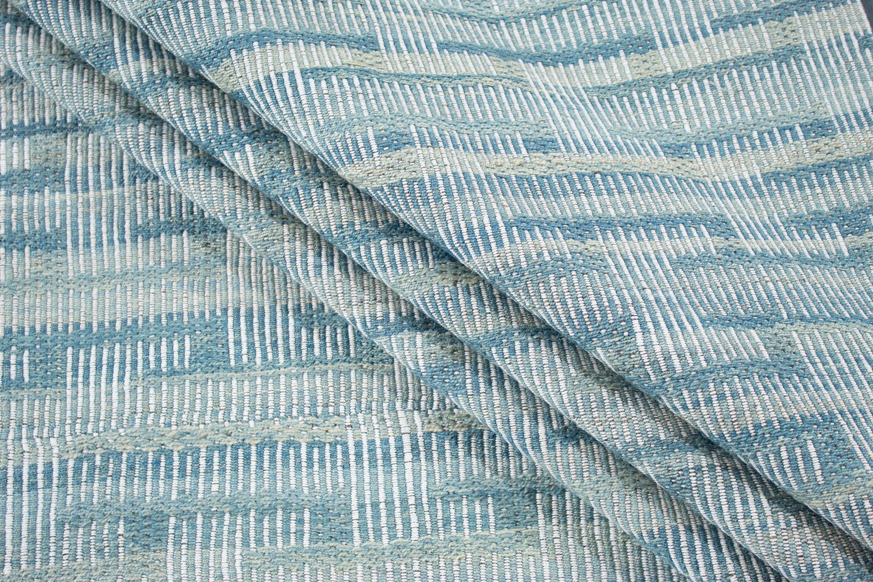 Handgewebter Flachgewebe-Teppich in Blau, Mid-Century Modern im Zustand „Neu“ im Angebot in New York, NY