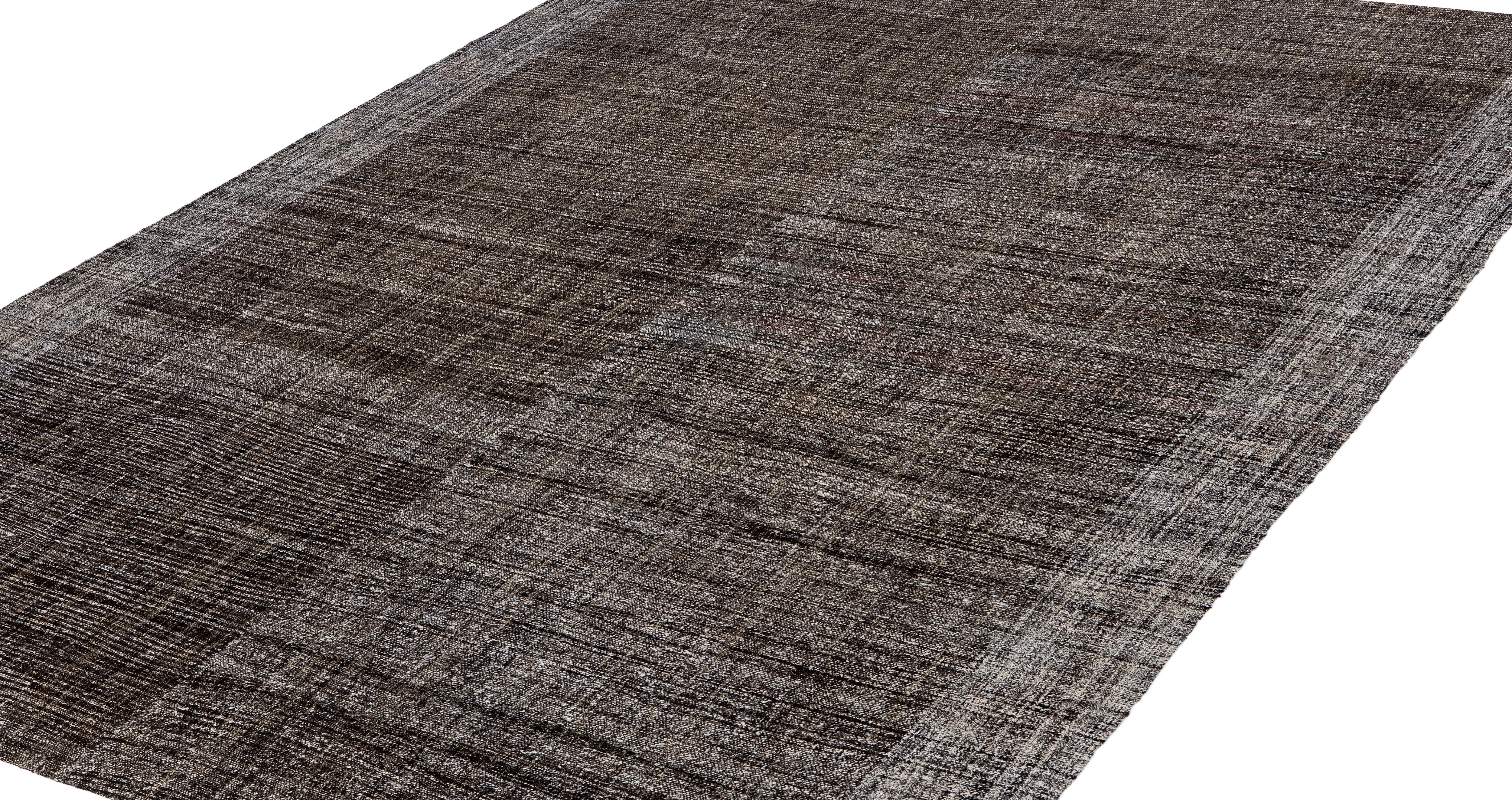 Dieses moderne Flachgewebe aus der exklusiven NASIRI Collection wird im Iran aus einer raffinierten Mischung aus handgesponnener Wolle und Leinen handgewebt und ausschließlich mit natürlichen, organischen Farbstoffen gefärbt. Der Teppich verkörpert