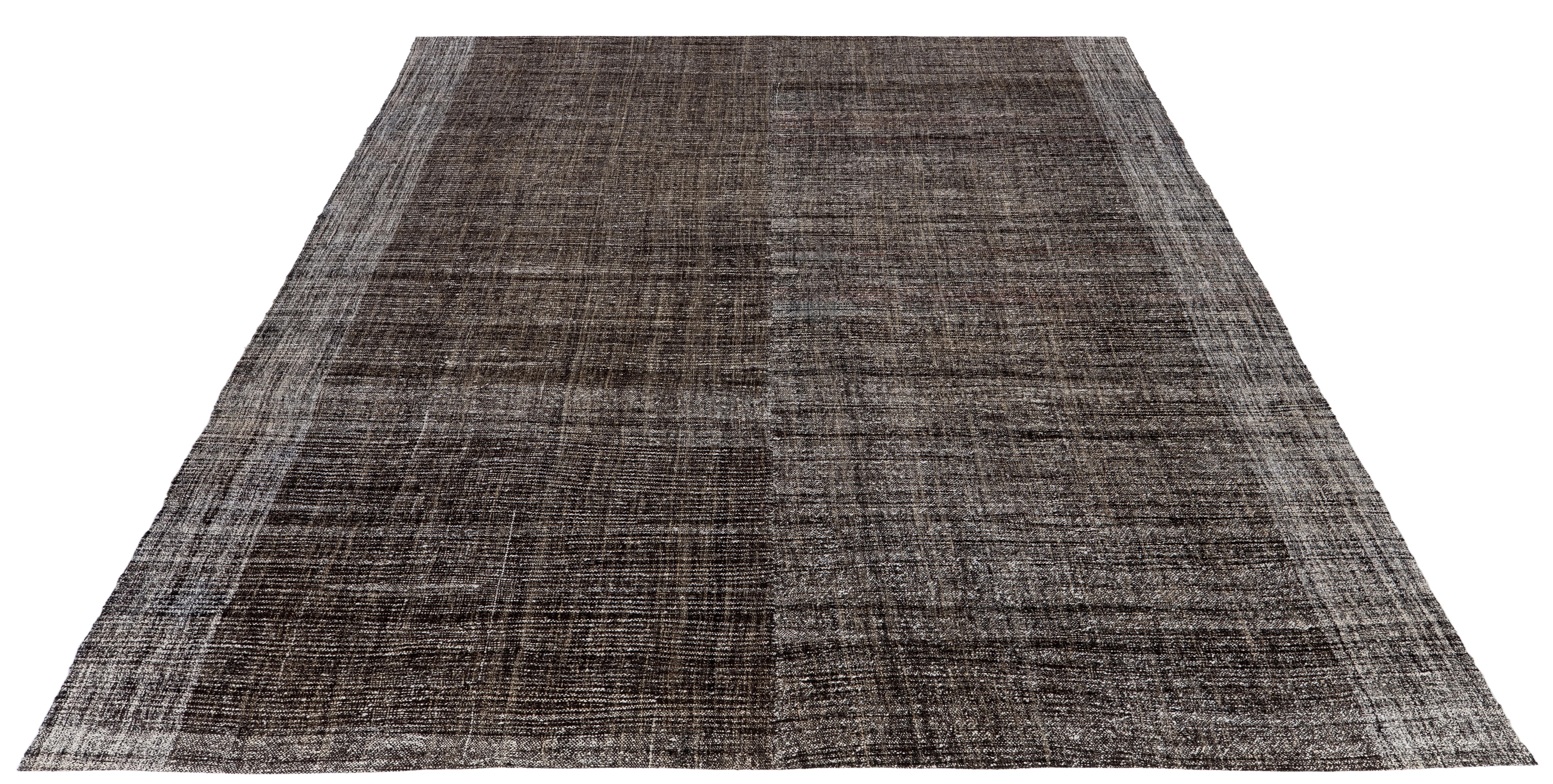 Mid-Century Modern Handwoven Pelas Rug in Natural Wool and Linen Tones im Zustand „Gut“ im Angebot in New York, NY