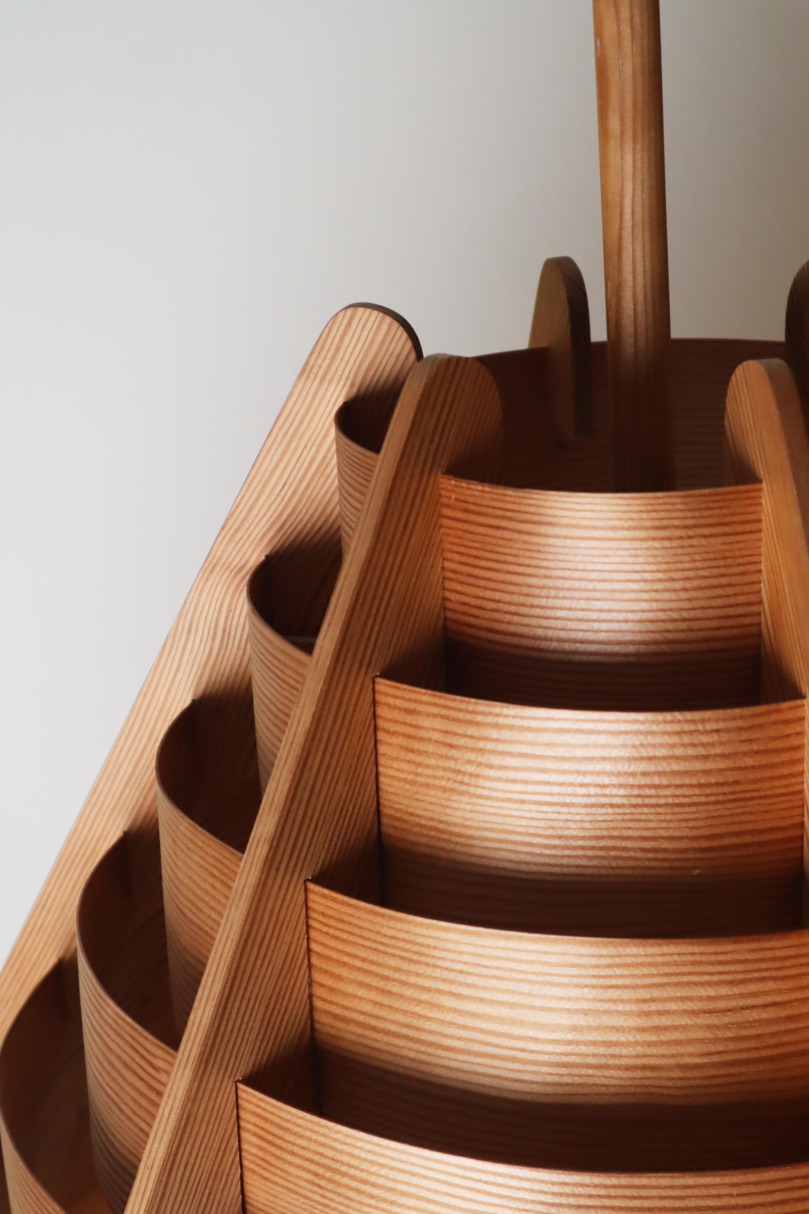 Scandinave moderne Lampe suspendue en bois du milieu du siècle par Hans-Agne Jakobsson, Suède, années 60 en vente