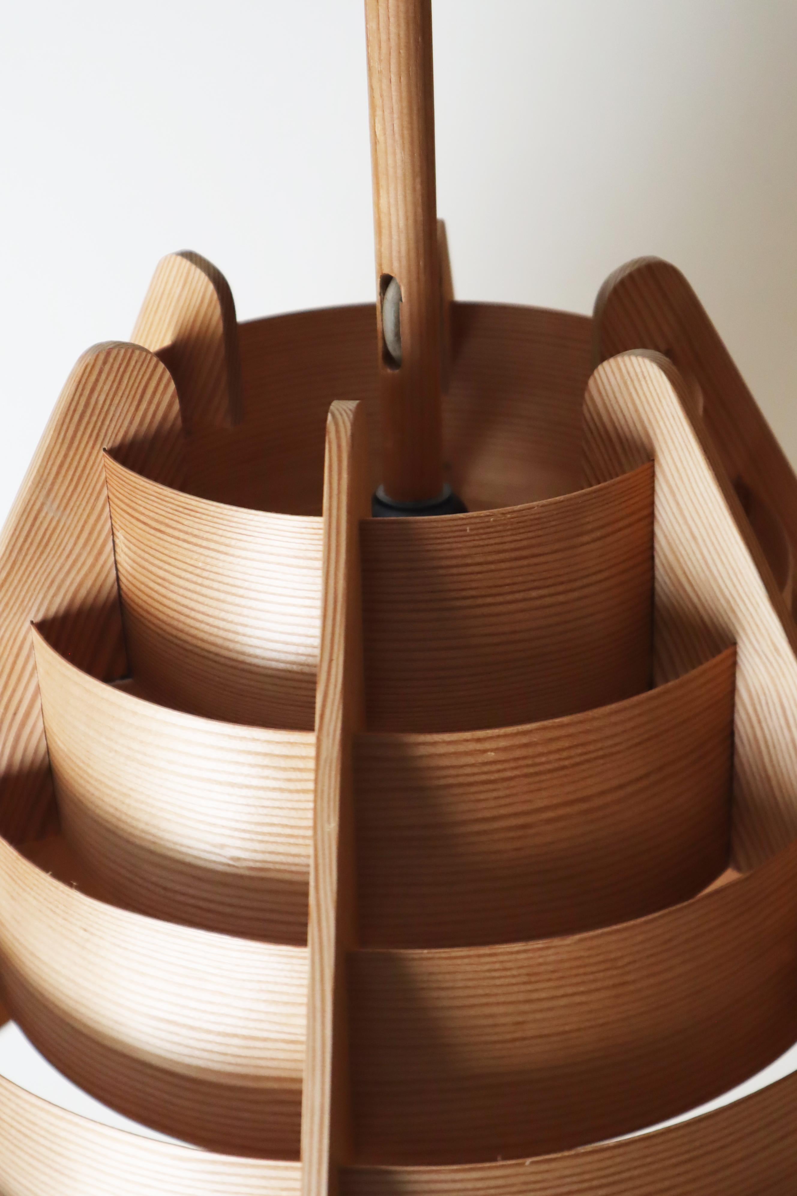 Fait main Lampe suspendue en bois du milieu du siècle par Hans-Agne Jakobsson, Suède, années 60 en vente