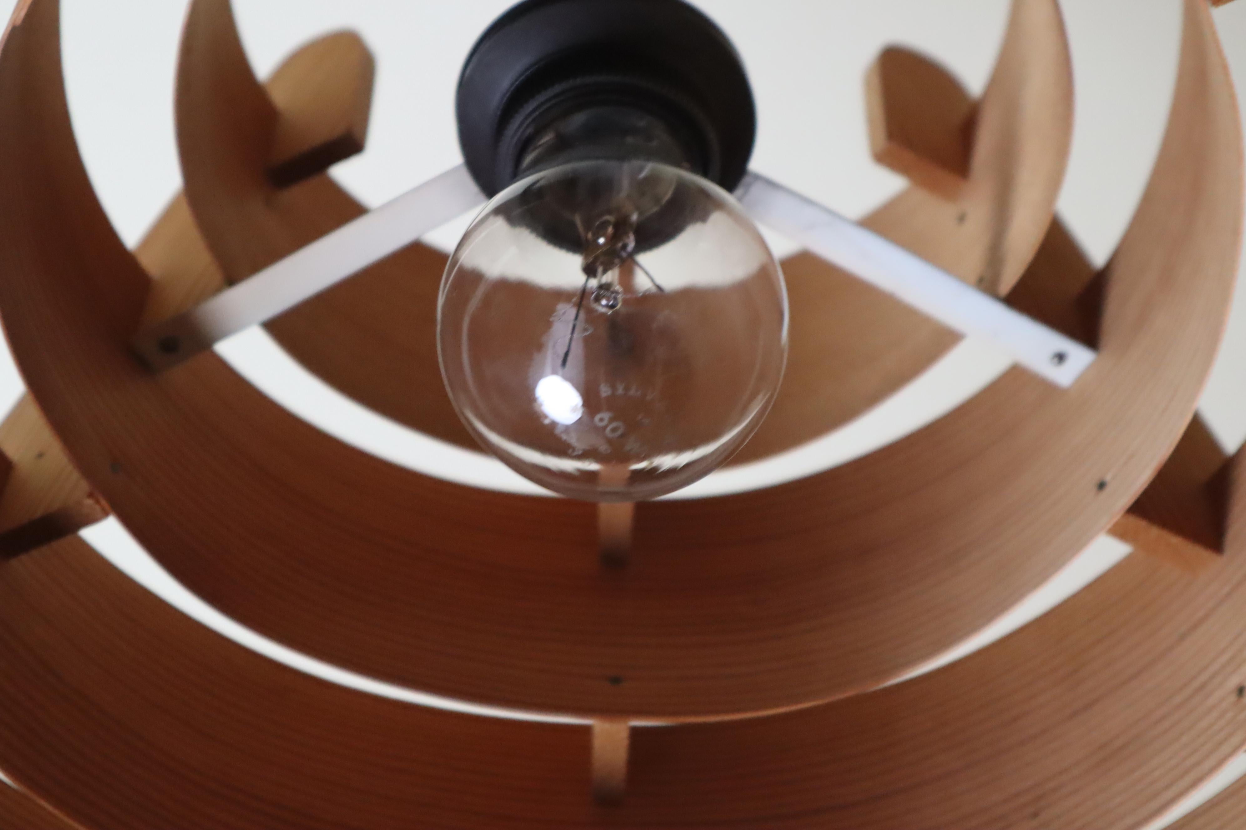 Lampe suspendue en bois du milieu du siècle par Hans-Agne Jakobsson, Suède, années 60 Bon état - En vente à Hannover, DE