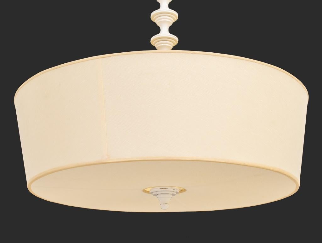 Lampada a sospensione moderna di metà secolo, stelo tornito laccato bianco, quattro lampadine, paralume beige. 36