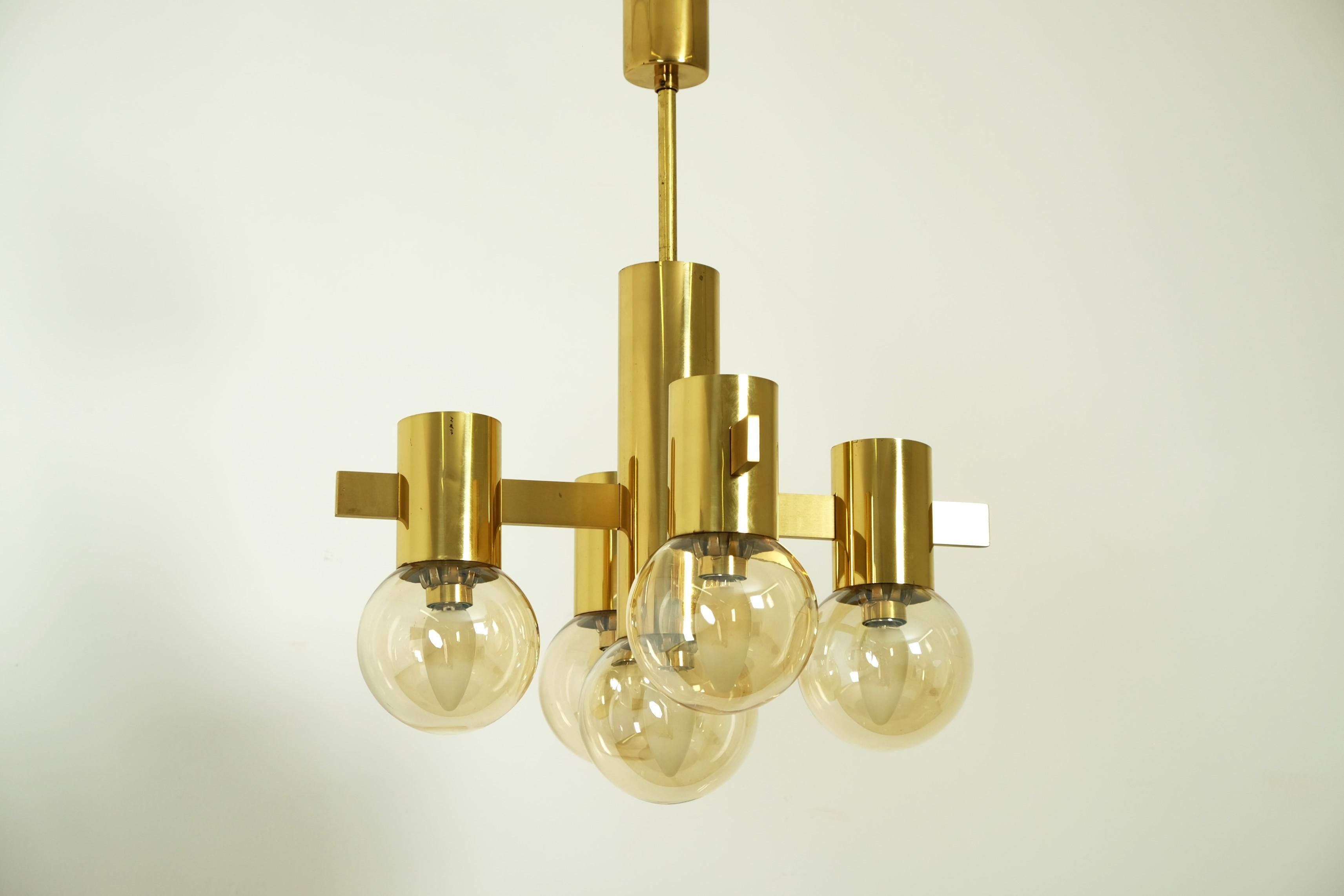 Mid Century Hans Agne Jakobsson Chandelier Ceiling Lamp Brass with 5 Glass Balls In Good Condition For Sale In München, BY