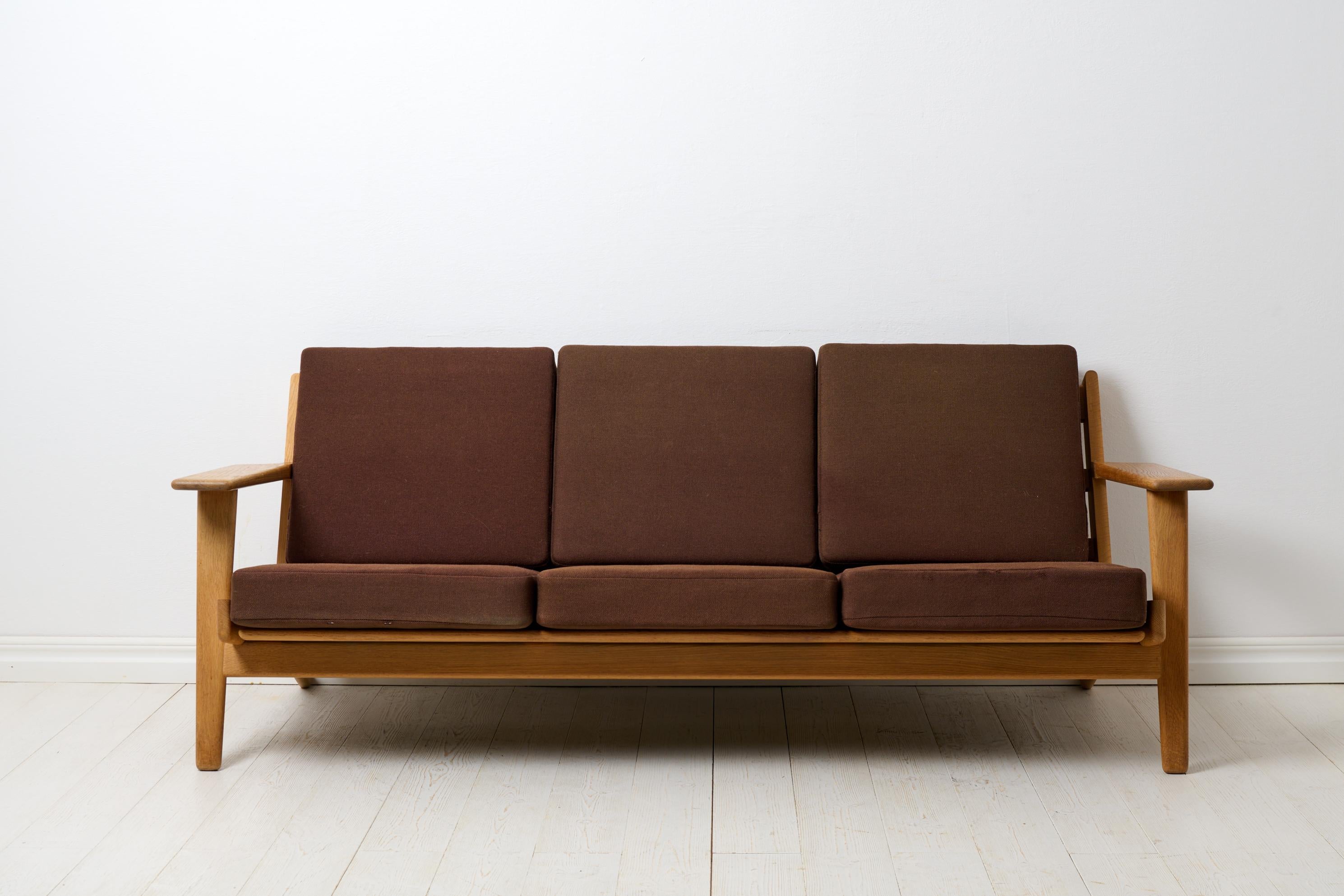 Vintage Hans J. Wegner sofa model GE-290 for Getama Gedsted, Denmark. The sofa is a mid century classic by one of the most famous names of the time, Hans J. Wegner (Denmark, 1914-2007). This sofa is made in oak with loose cushions upholstered in